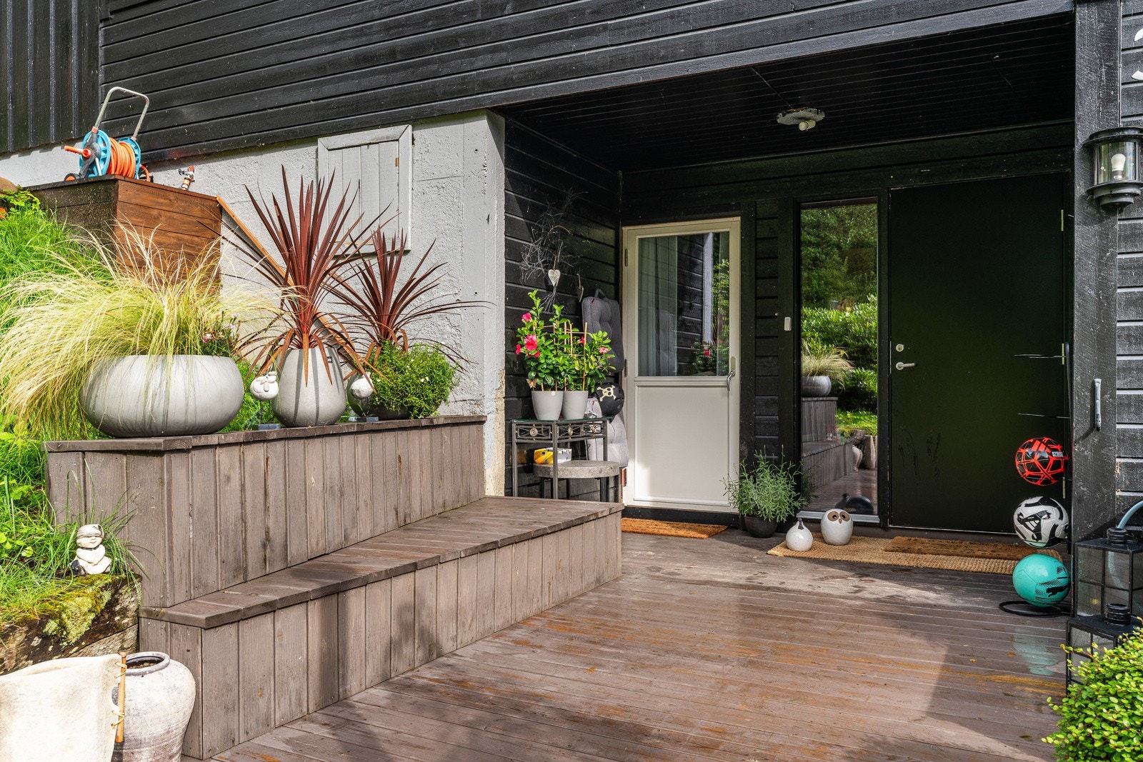 Vinduer og dører ble skiftet i 2016 i regi av borettslaget. Selger har i tillegg satt inn ny inngangsdør i 2025. Galleribilde