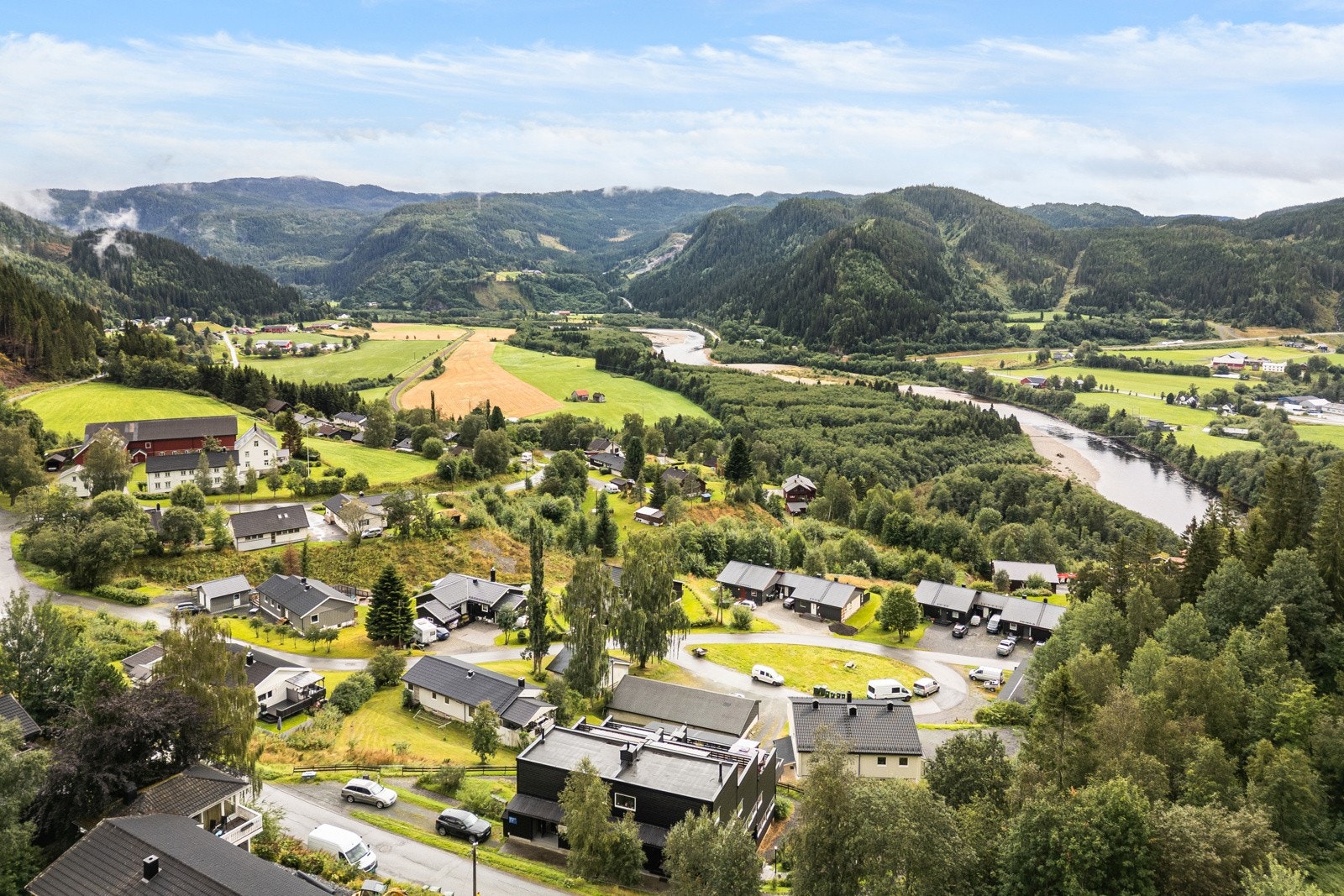 Garasjeplass med mulighet for montering av elbillader medfølger leiligheten. Galleribilde