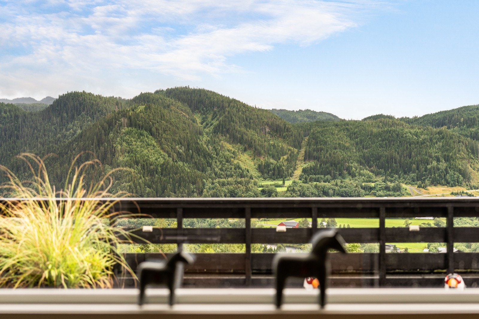 Nyt den fantastiske utsikten over naturskjønne omgivelser fra boligens øvre etasje. Galleribilde