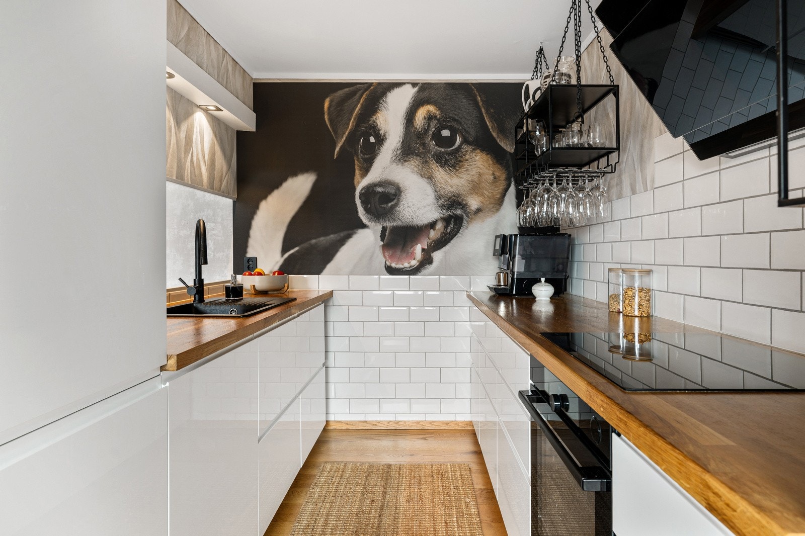 Moderne kjøkken fra 2024 med god skap- og benkeplass, samt en innredning som står i stil med resten av boligen. Galleribilde