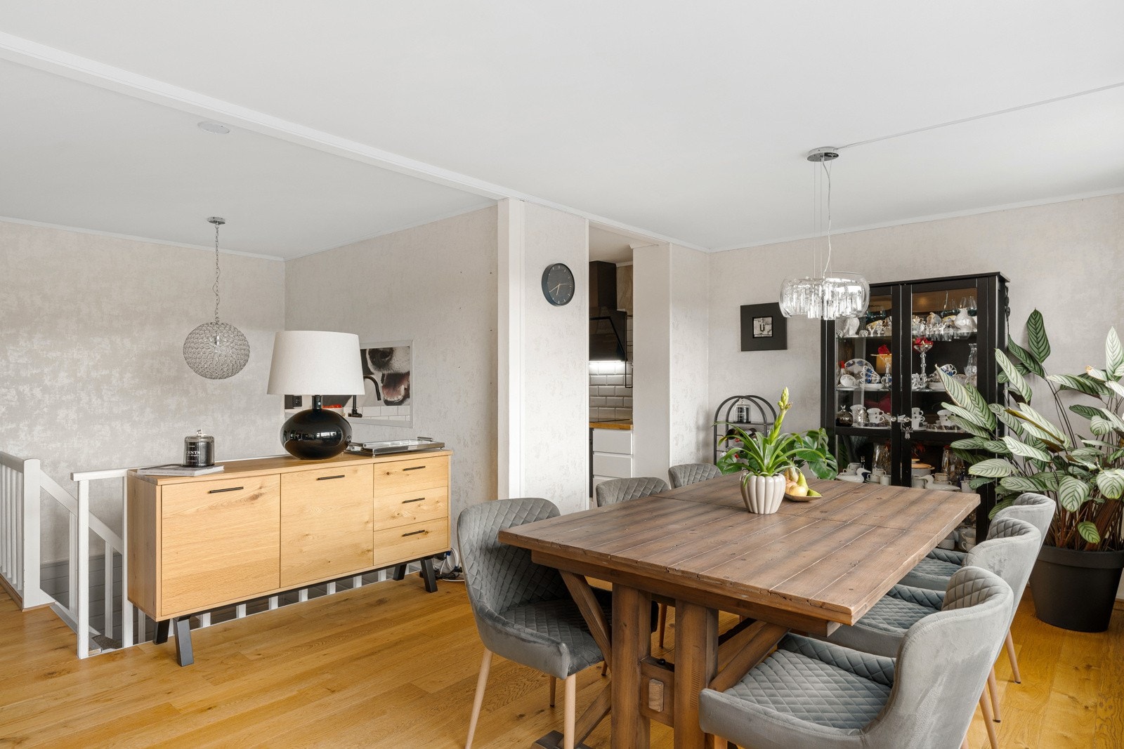 Kjøkkenet er smart plassert i en tilbaketrukket del av rommet. Galleribilde