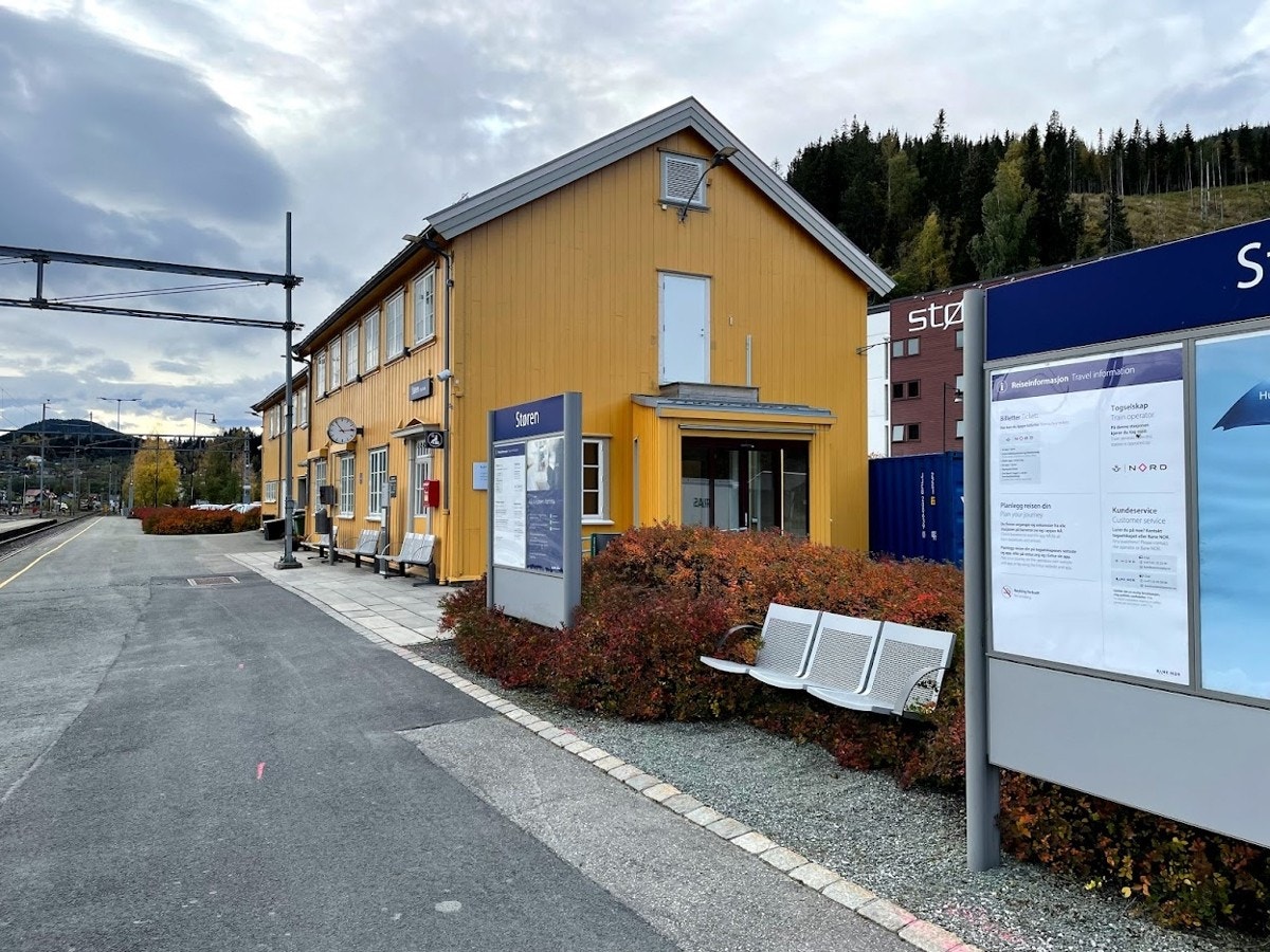 Buss- og togstasjoner med enkle forbindelser til bl.a. Trondheim sentrum, Røros og Oppdal. Galleribilde