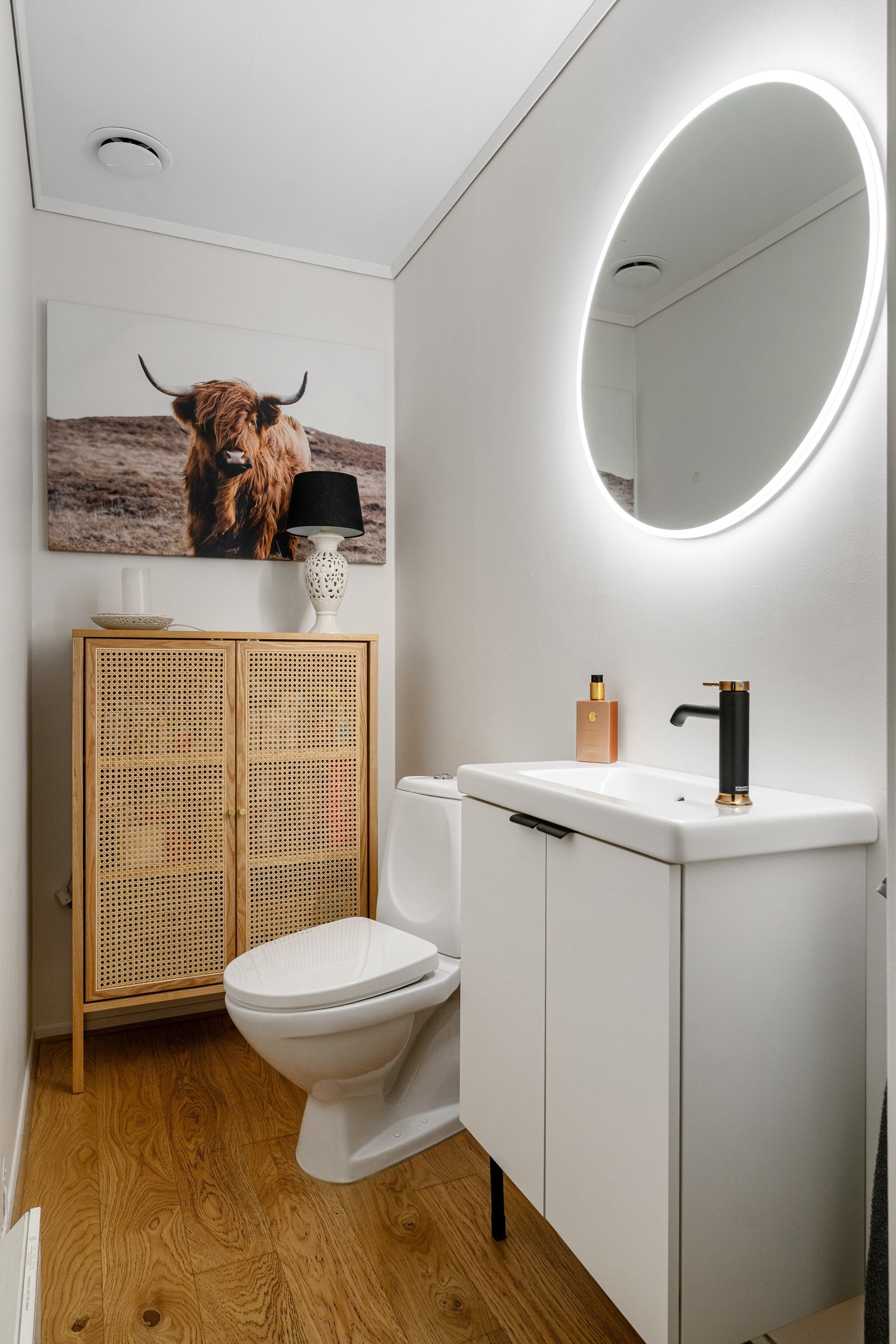 Separat toalettrom med moderne innredning. Galleribilde