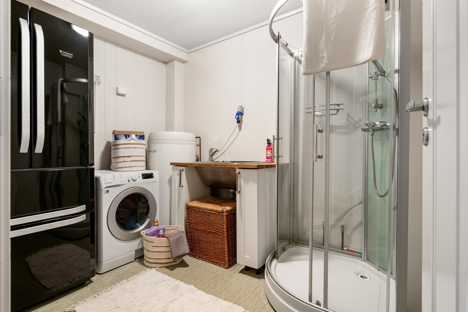 Romslig vaskerom på 6 kvm, innredet med dusjkabinett som bidrar til å beskytte gulvet mot vannskader. Galleribilde