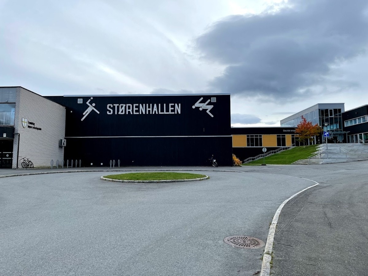 Størenhallen med svømmebasseng og håndballbane, i nærområdet har man også treningssenter og idrettspark. Galleribilde