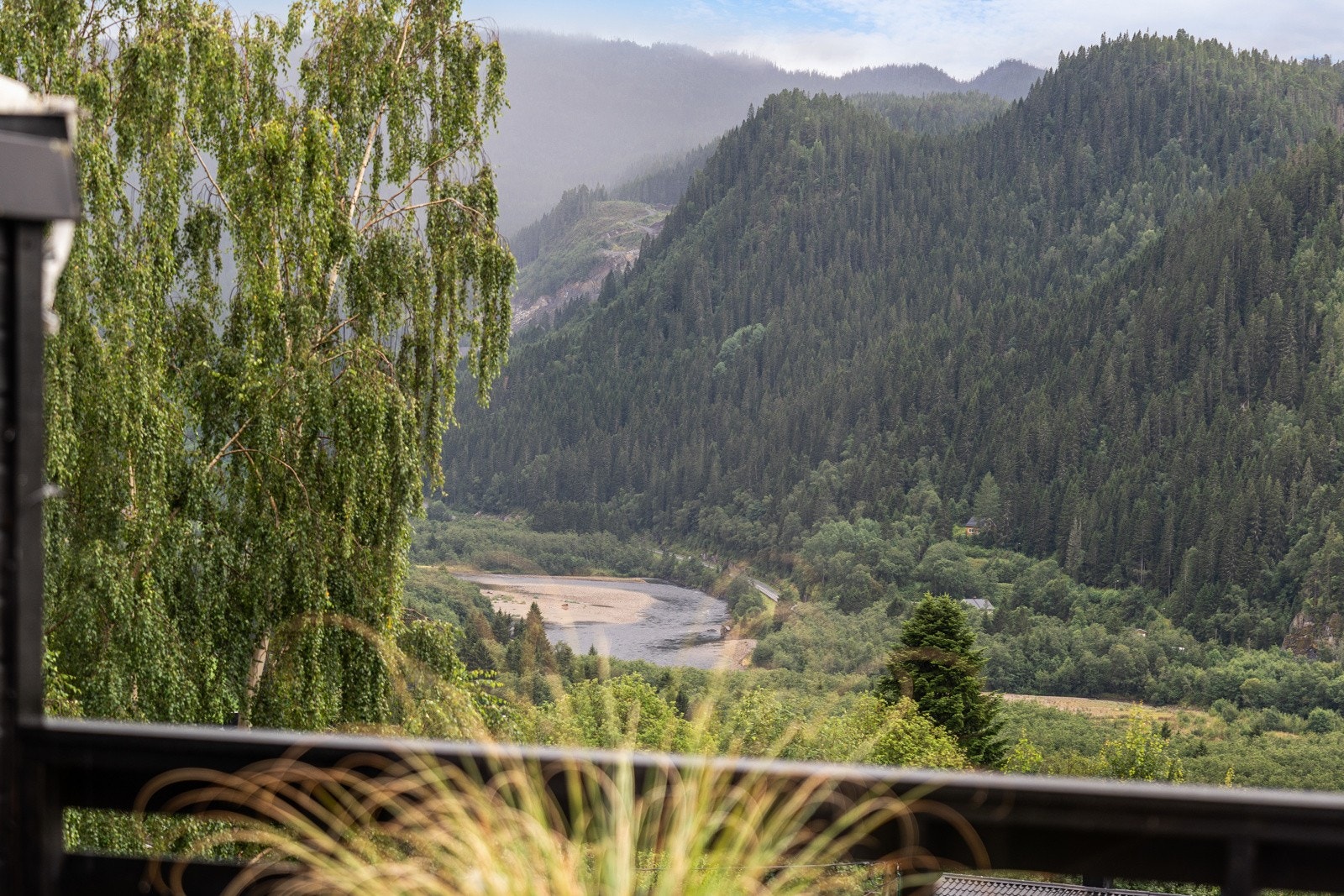 Den flotte utsikten strekker seg mot Gaula-vassdraget, som er kjent for å være en av landets beste lakseelver. Galleribilde
