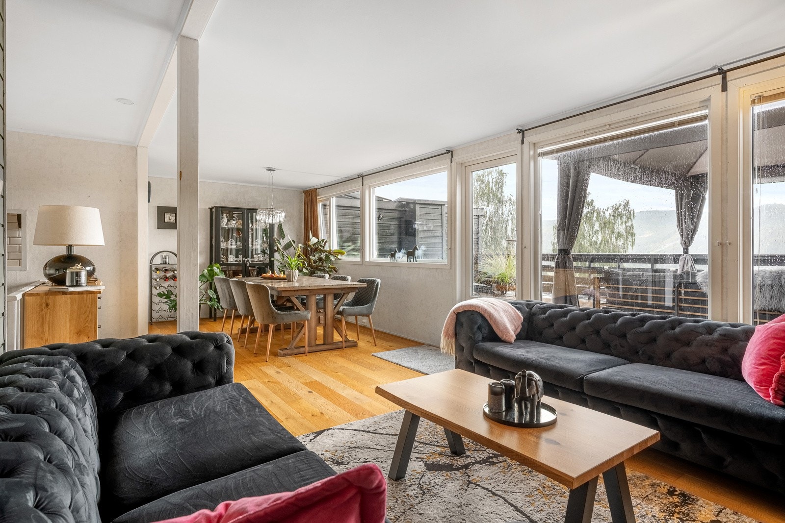 Leiligheten på 119 kvm fordeler seg over to plan og fremstår som svært innbydende. Galleribilde