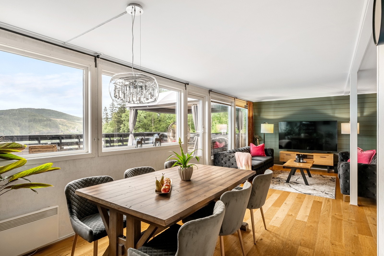 Stue og kjøkken utgjør til sammen ca. 42 kvm og byr på fleksible møbleringsmuligheter. Galleribilde