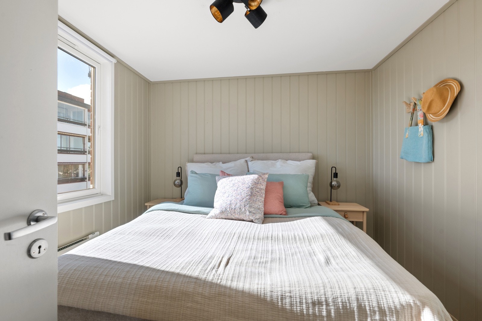 Soverommet er av god størrelse med plass til dobbeltseng med nattbord på hver side. Galleribilde