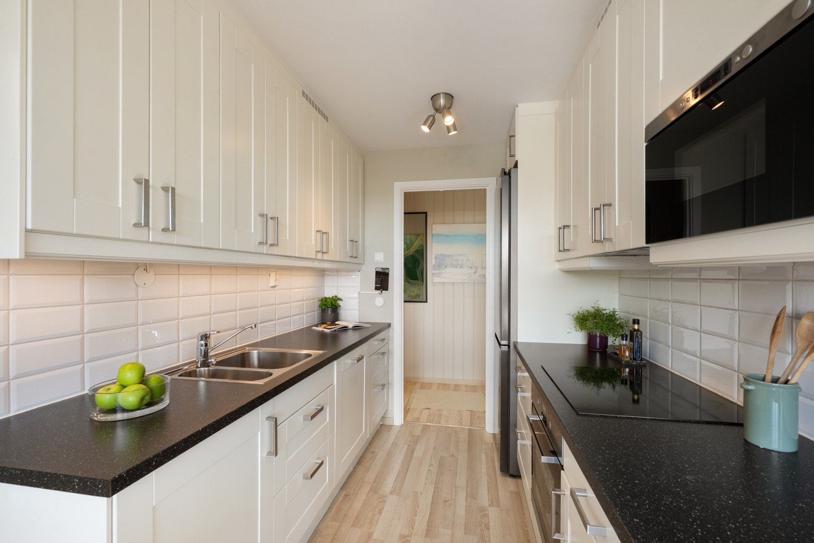 Pent kjøkken med profilerte fronter og laminert benkeplate med oppvaskkum. Galleribilde