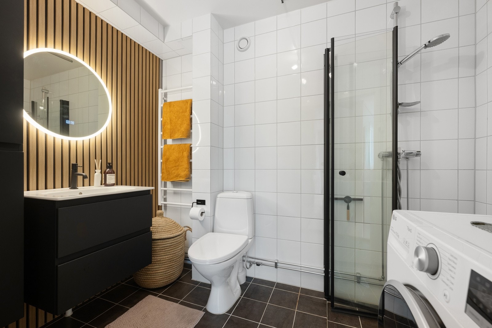 Leiligheten har et delikat, flislagt baderom fra 2011 med praktisk adkomst fra entré. Galleribilde