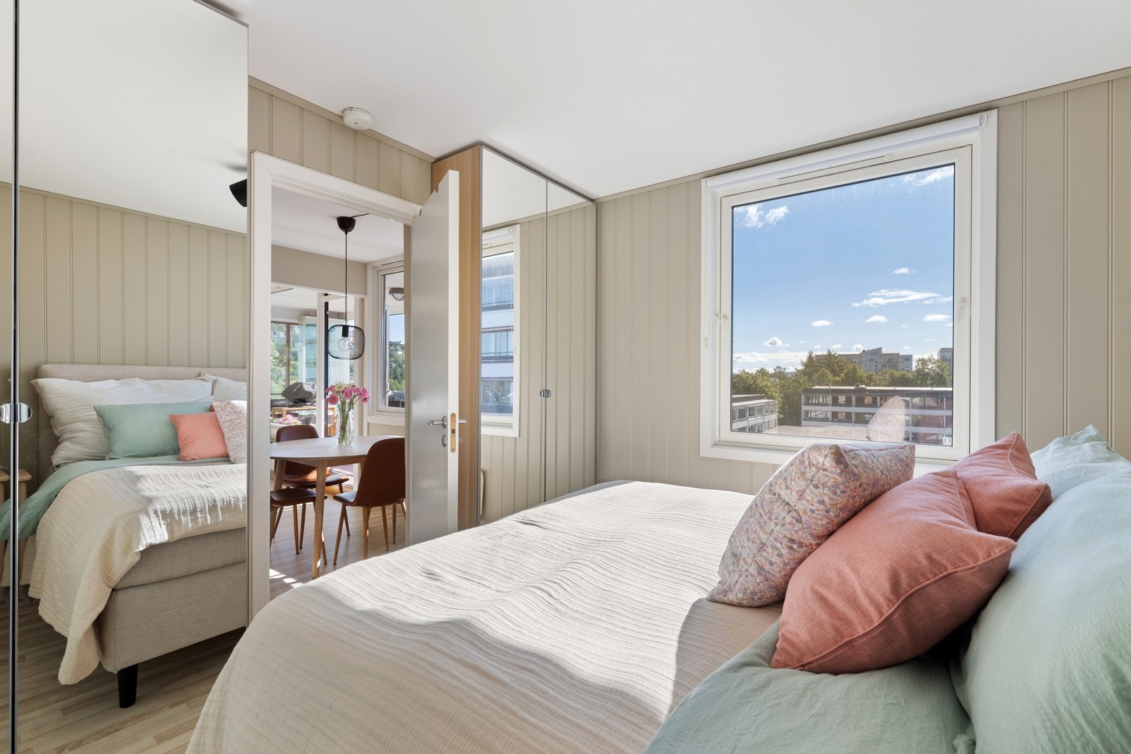 Innredet med to garderobeskap, samt en skyvedørsgarderobe hvor det er rikelig med skapplass. Galleribilde