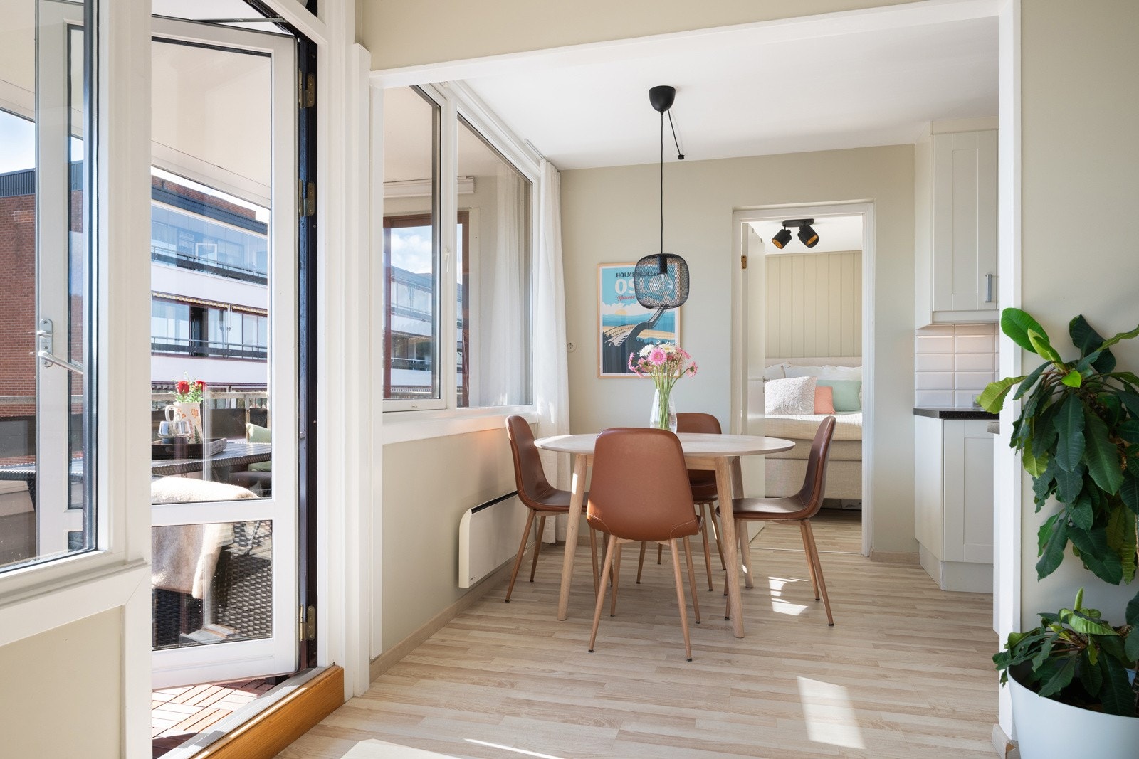 God planløsning med naturlige soner for møblering. Galleribilde