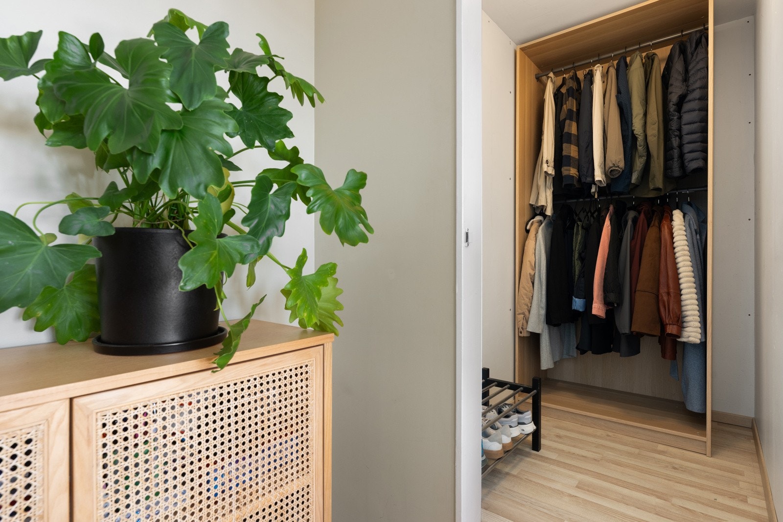 Entreen har adkomst til en praktisk omkledningsrom med god plass til garderobeskap. Galleribilde