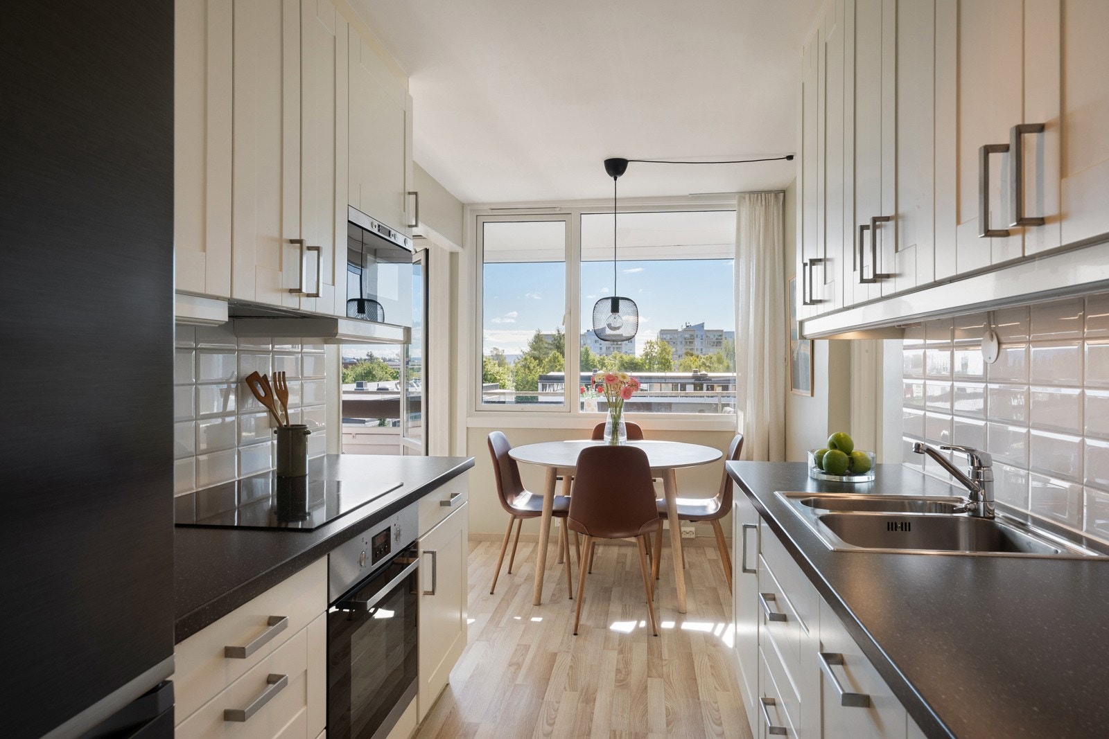 Kjøkkenet har integrerte hvitevarer som stekeovn, induksjonstopp, oppvaskmaskin og mikro. Galleribilde