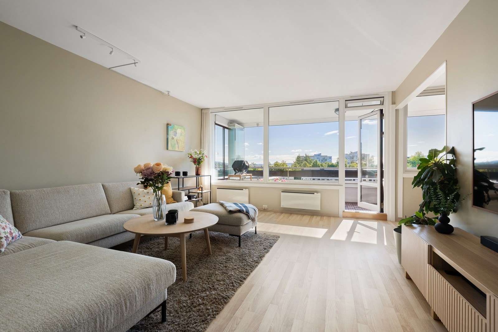 Stilren stue med store vindusflater som slipper inn rikelig med naturlig lys og ivaretar den flotte utsikten. Galleribilde