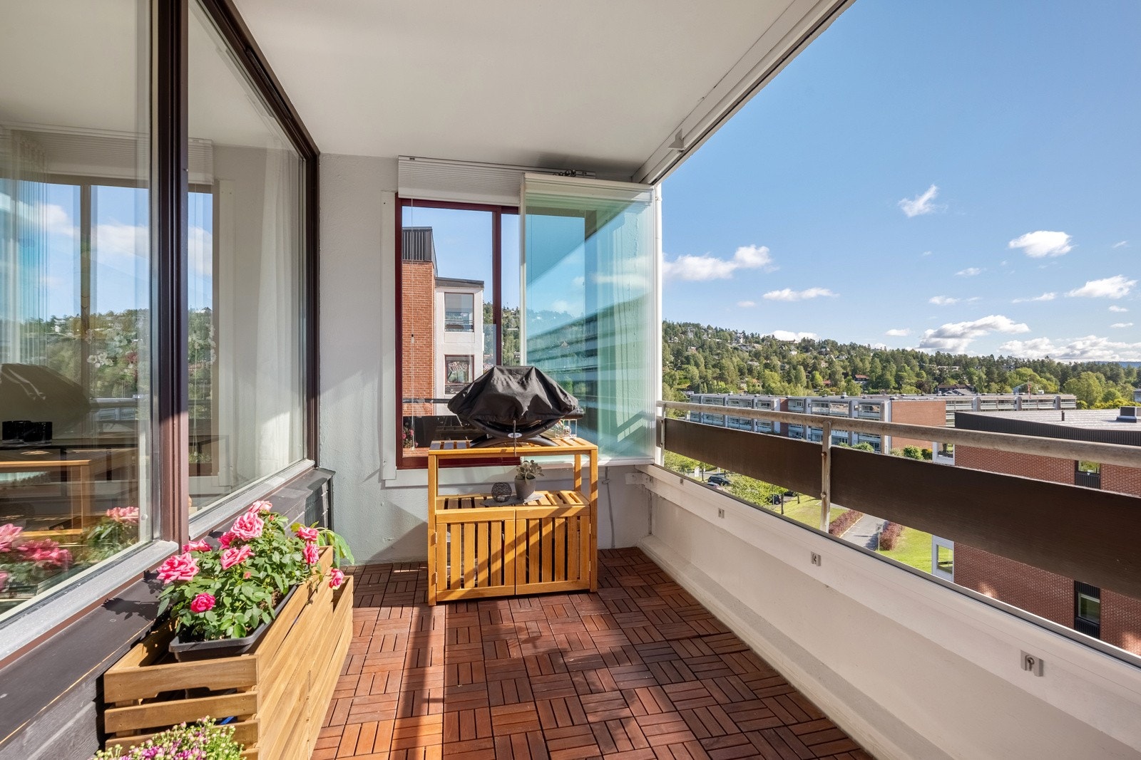 Utgang til sørøstvendt innglasset balkong på ca. 12 kvm med gode solforhold og fantastisk utsikt. Galleribilde