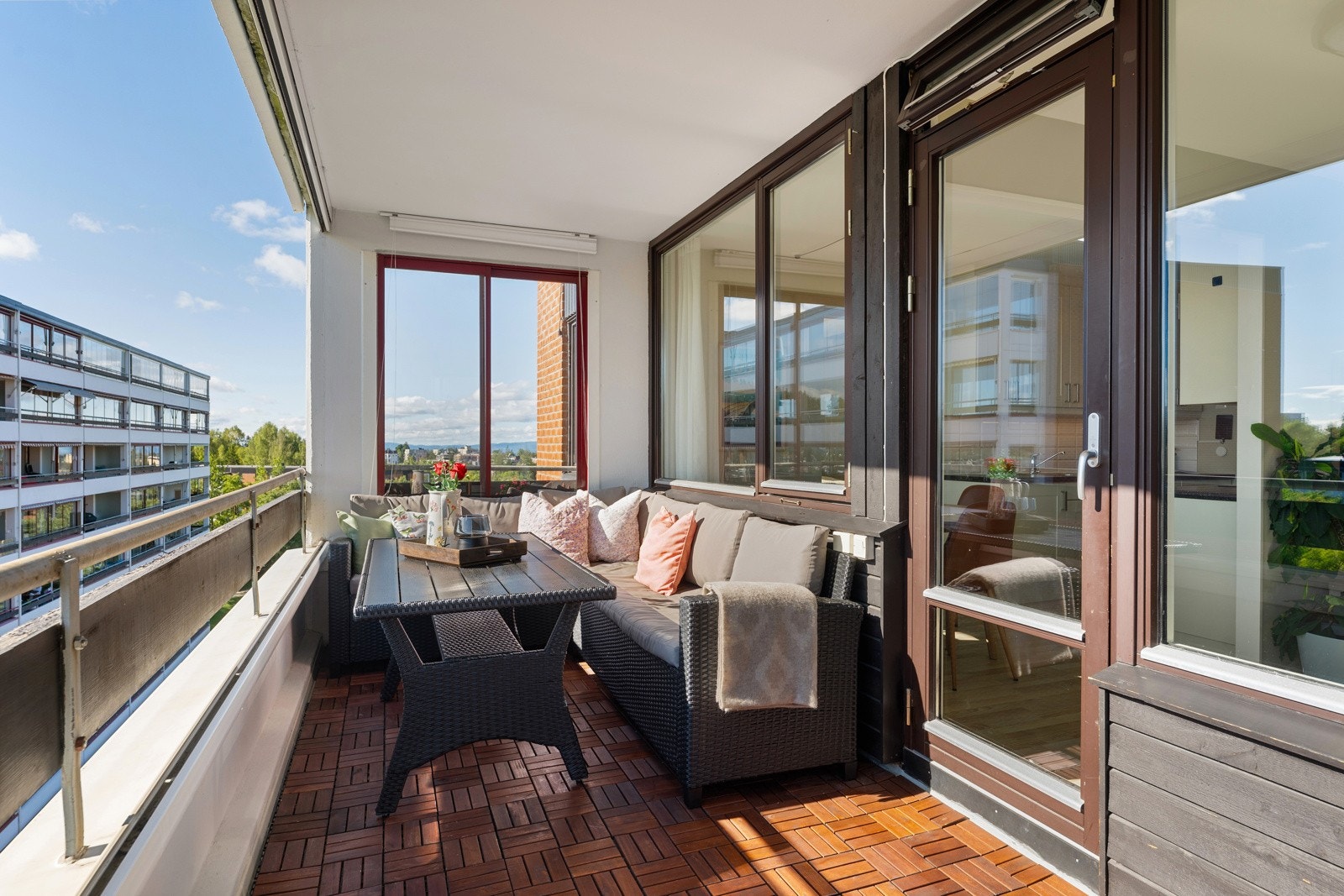 Balkongen har god plass til utemøblement og grill. Galleribilde