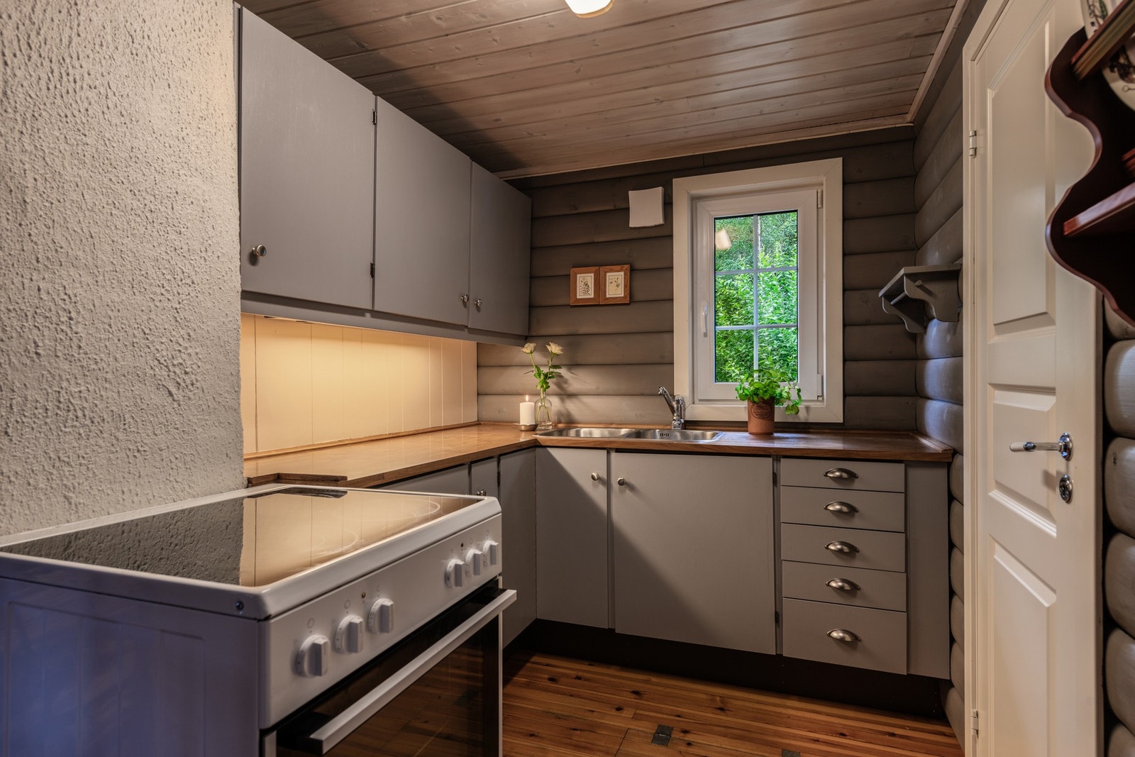 Kjøkkenet har innredning med over- og underskap og nedfelt oppvaskkum i laminat benkeplate. Galleribilde