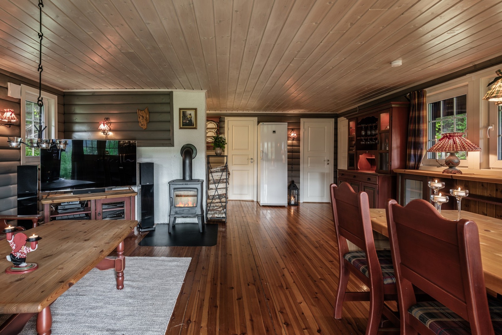 Plass til både salong og spisegruppe. En peisovn sørger for god varme i den kalde årstida. Galleribilde