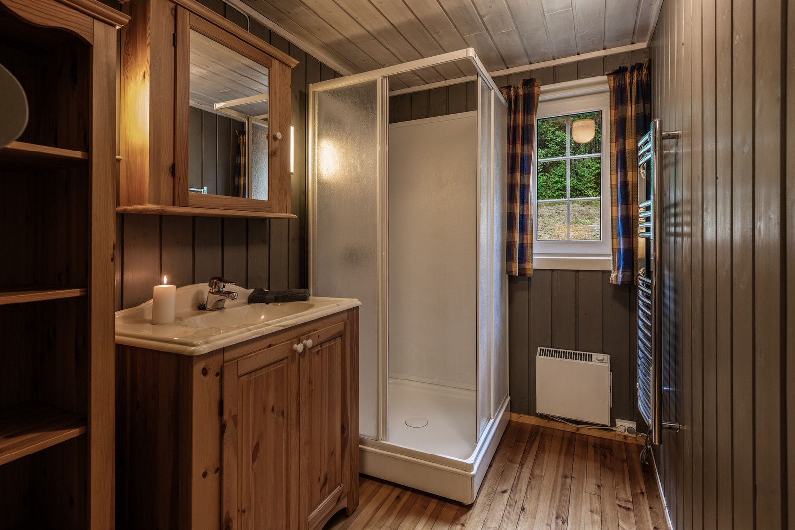 Bad med servantinnredning og dusjkabinett. Galleribilde