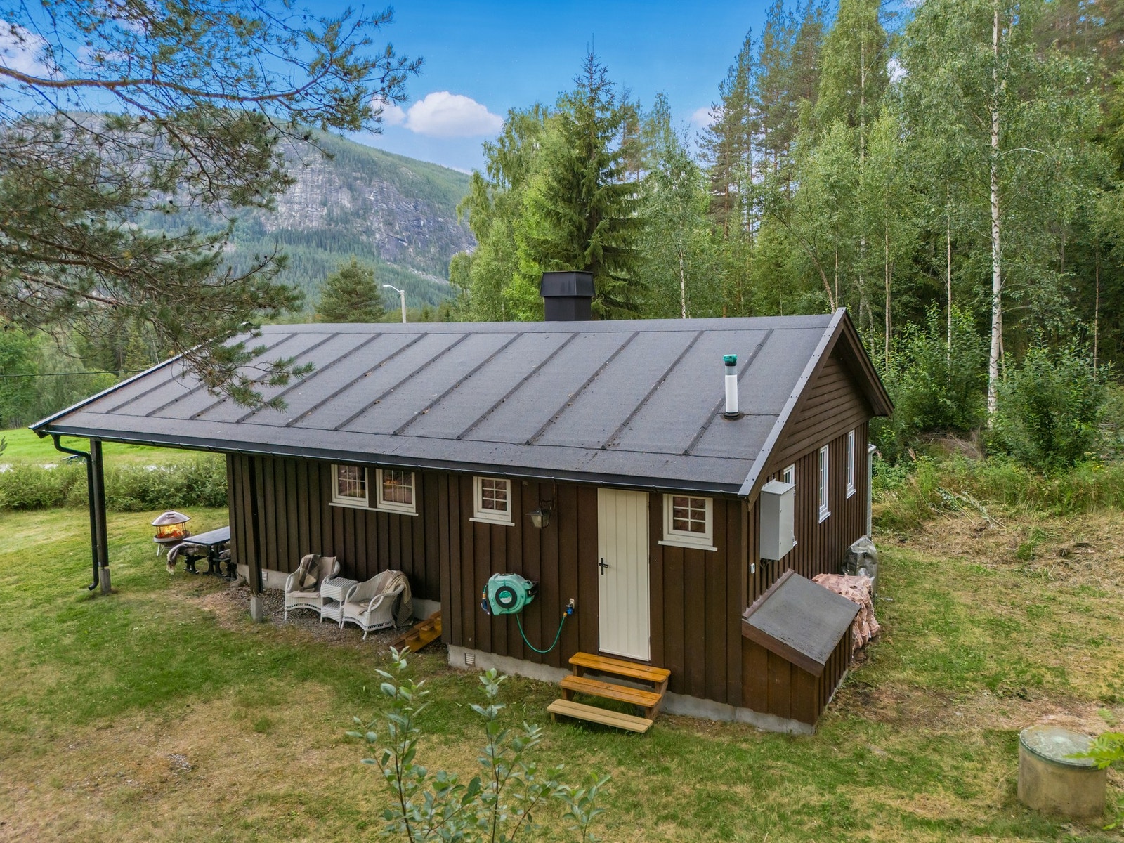 Eiendommen har helårsvei, strøm, vann og avløp. Galleribilde