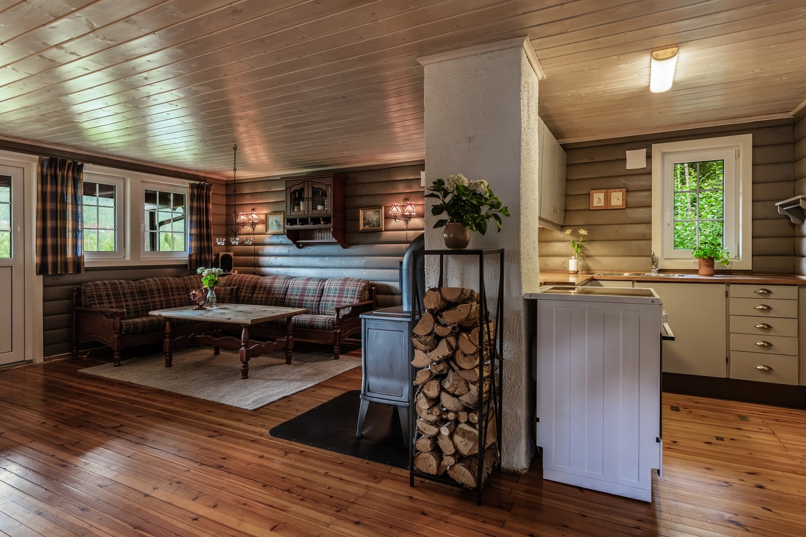 Stue/spisestue og kjøkken i åpen løsning Galleribilde