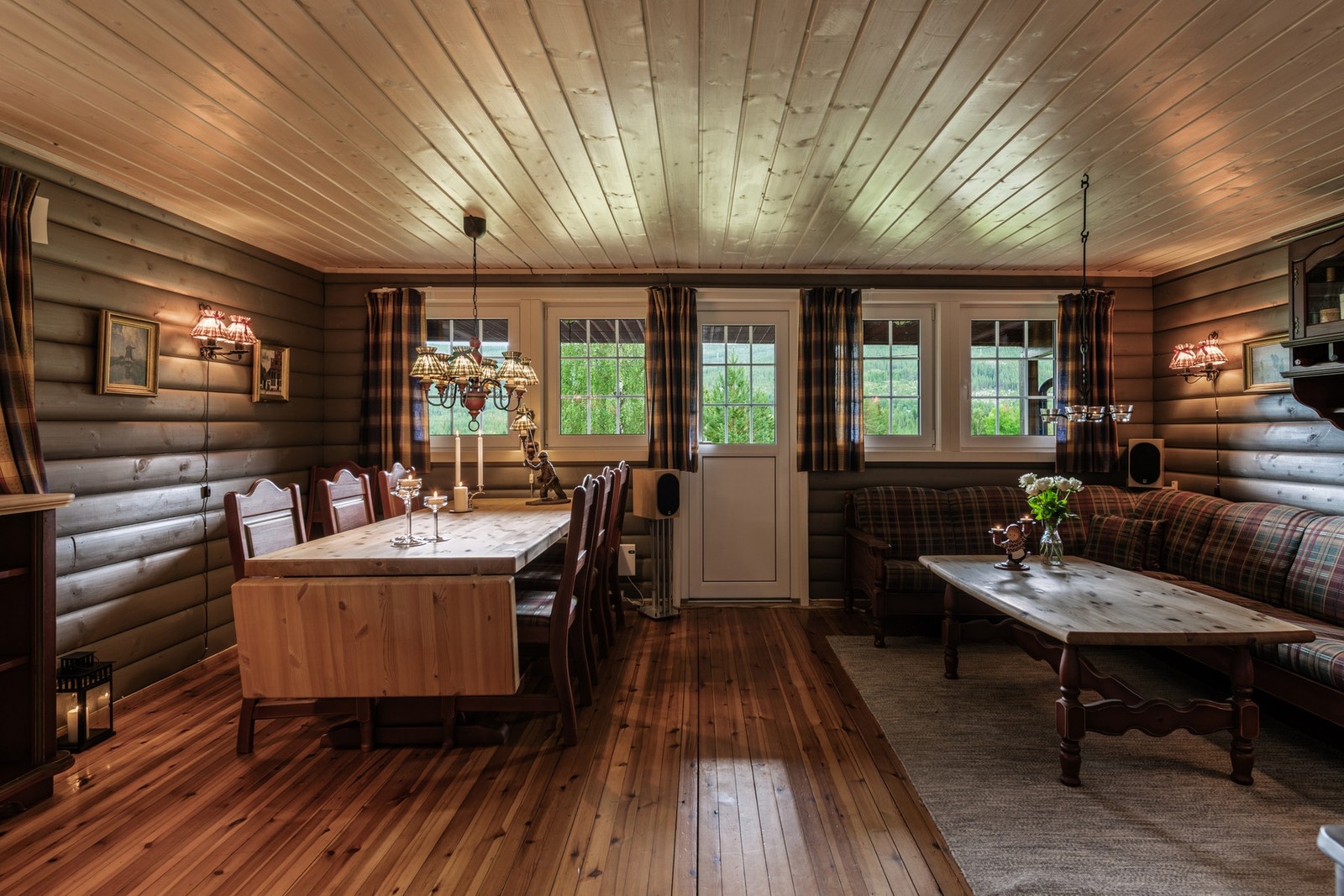 Dør ut til overbygd uteplass på terreng. Galleribilde