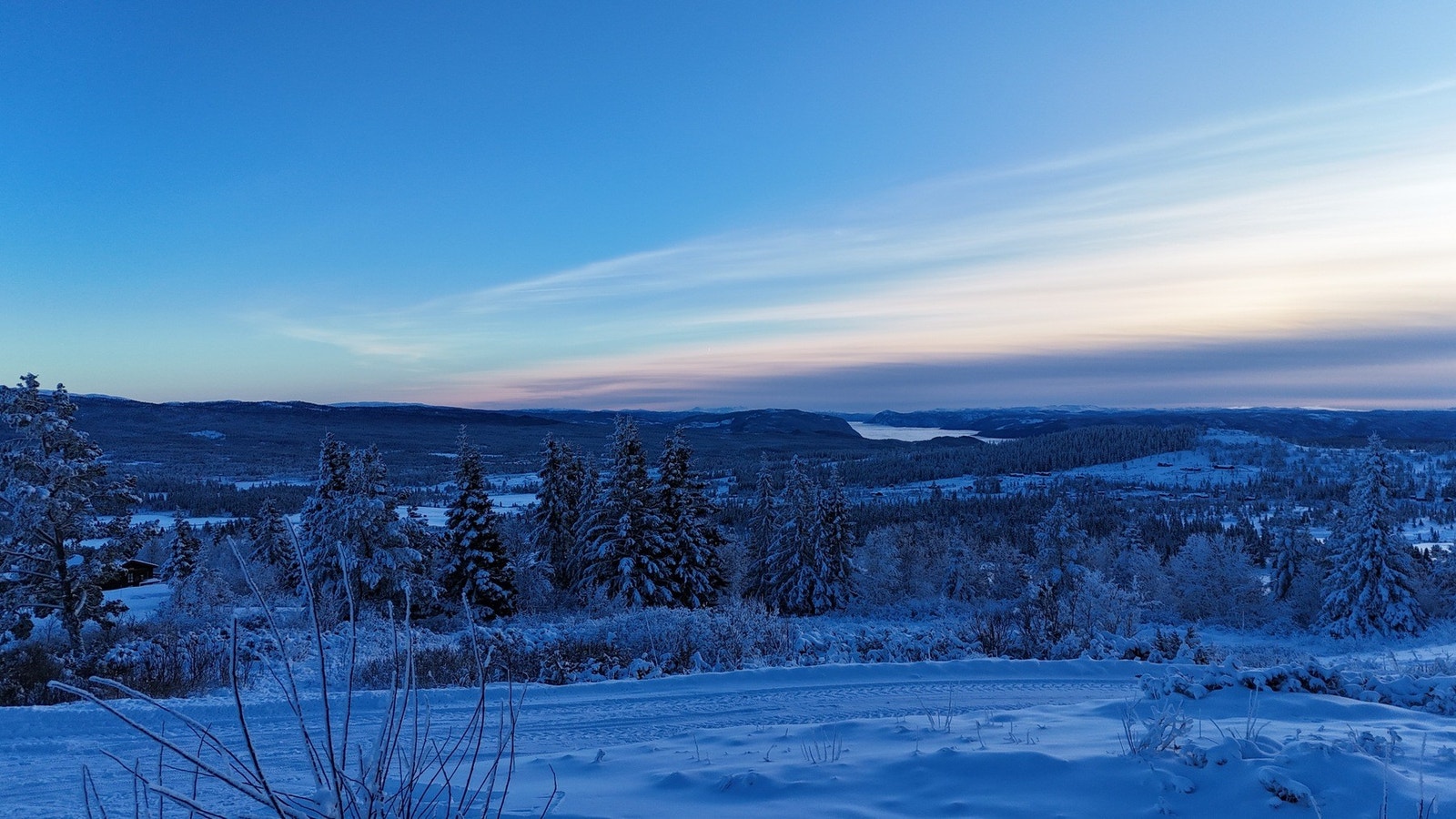 Utsikt fra hytta. Blåtimen er magisk på fjellet! Galleribilde