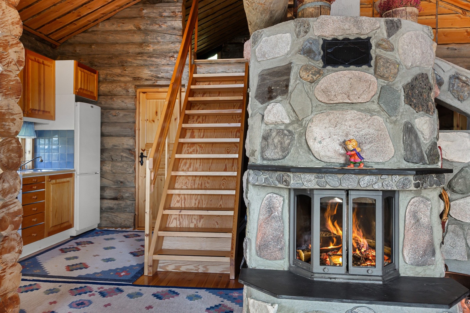 Fra stuen er det trapp opp til hemsen med ekstra soveplasser og oppbevaringsplass. Galleribilde