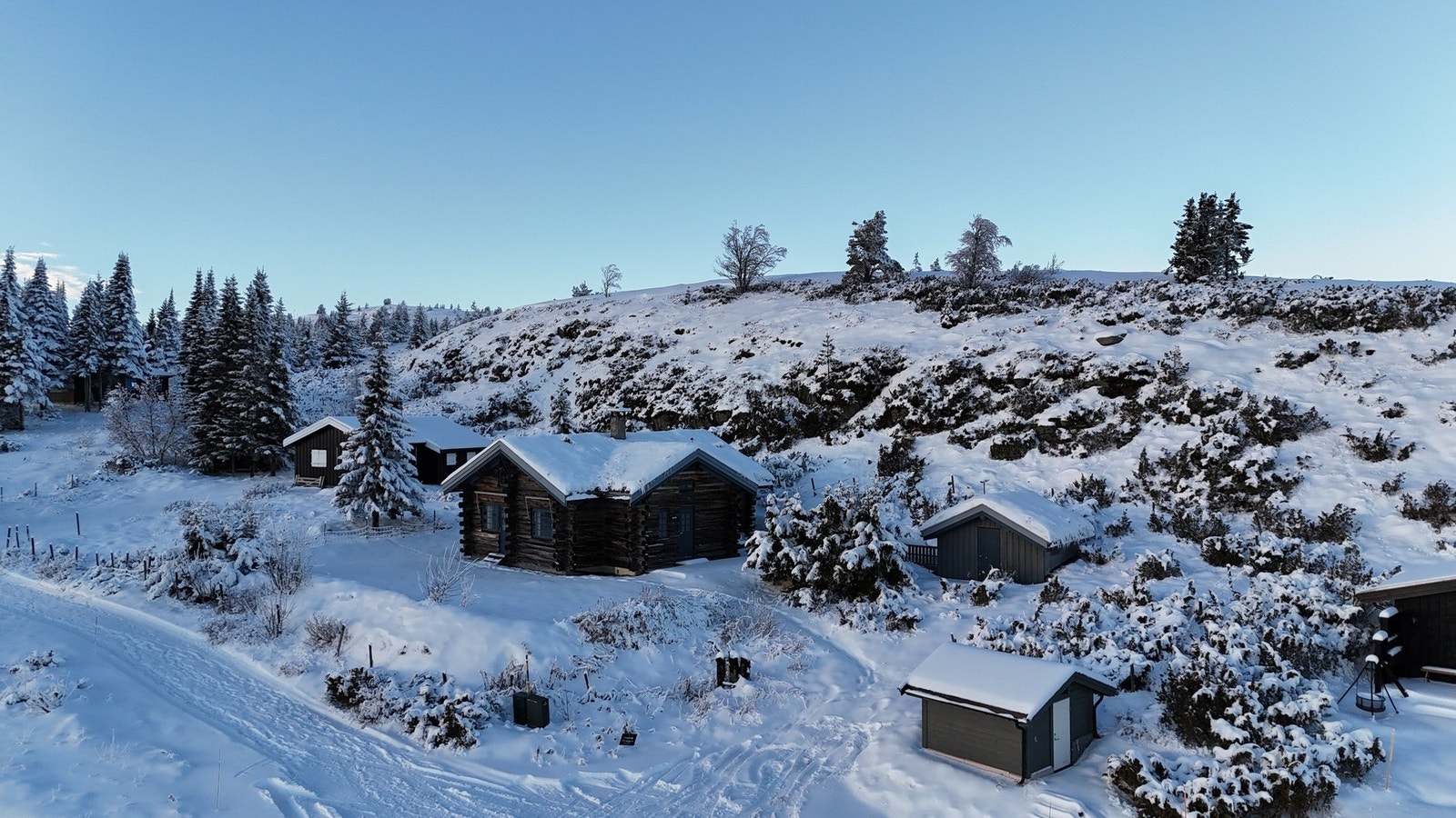 Hytta er oppført i laftet tømmerkonstruksjon og har et særegent uttrykk. Galleribilde