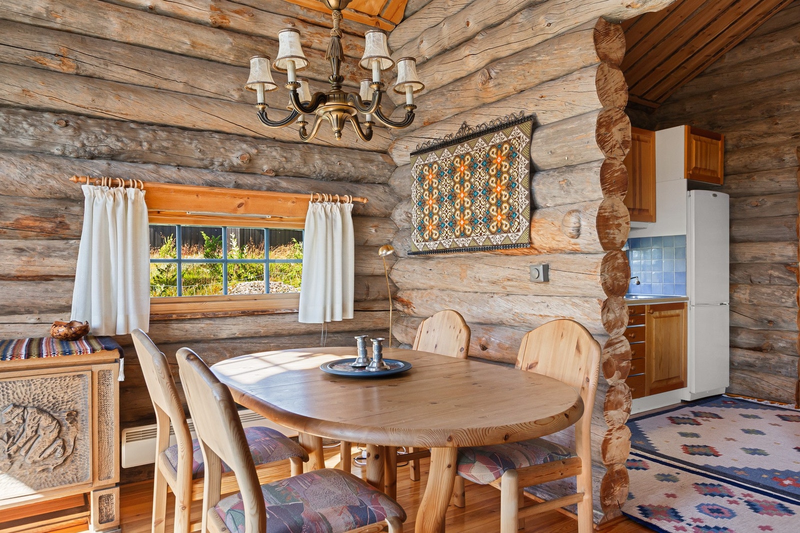 Koselig spiseplass mellom kjøkken og stue. Galleribilde