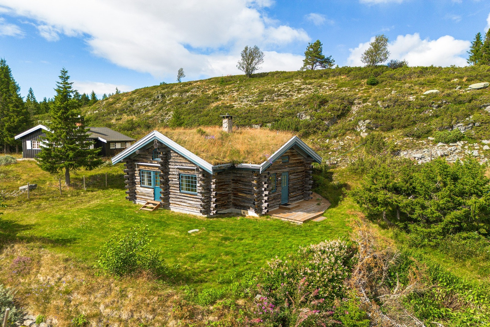 Eiendommen er svært idyllisk på sommerstid! Galleribilde