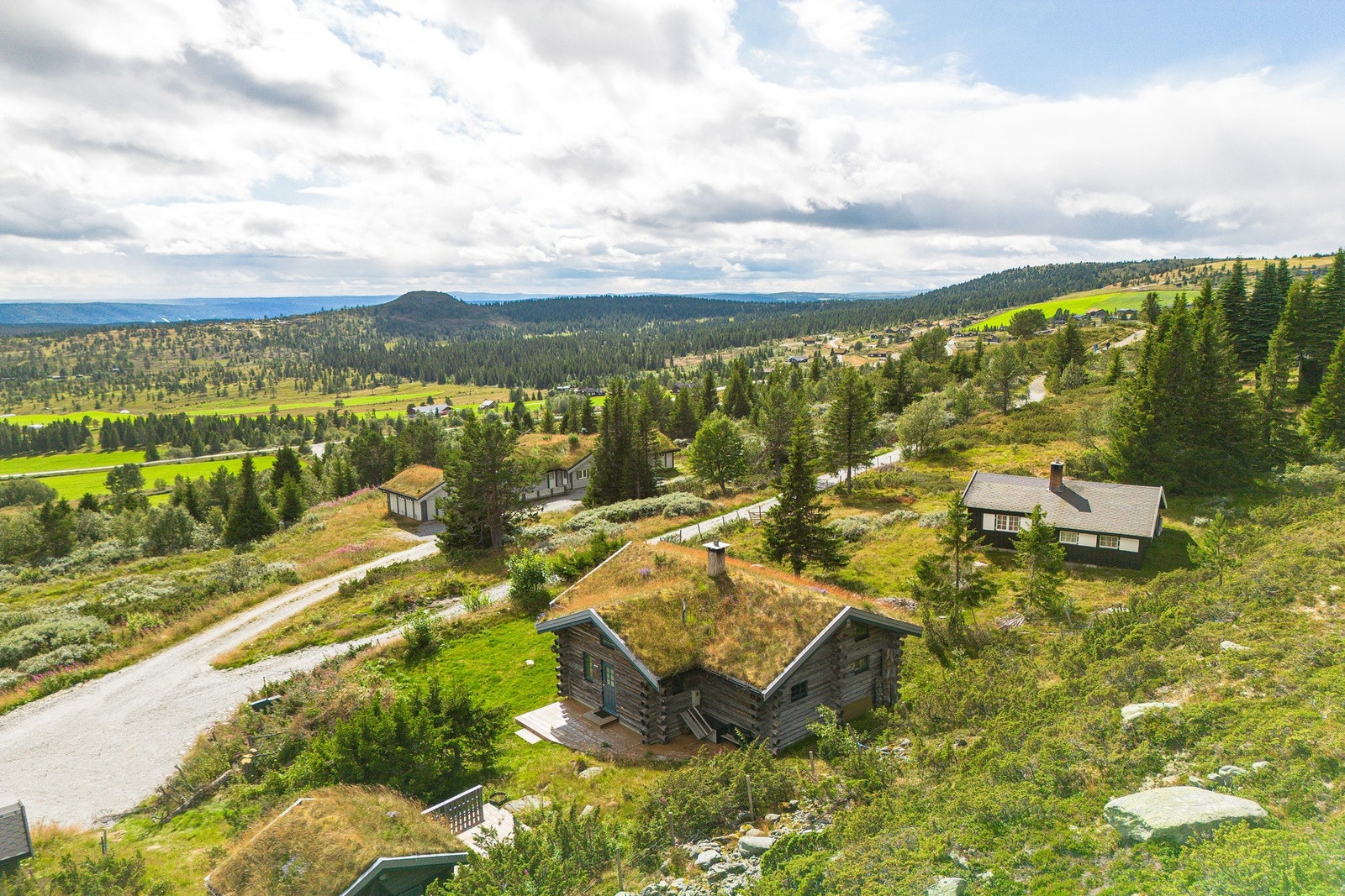 Hytta er et godt utgangspunkt for innholdsrike dager på fjellet, med nydelig helårs turomåde rett utenfor døren, og nærhet til Storefjell Resort Hotel. Galleribilde