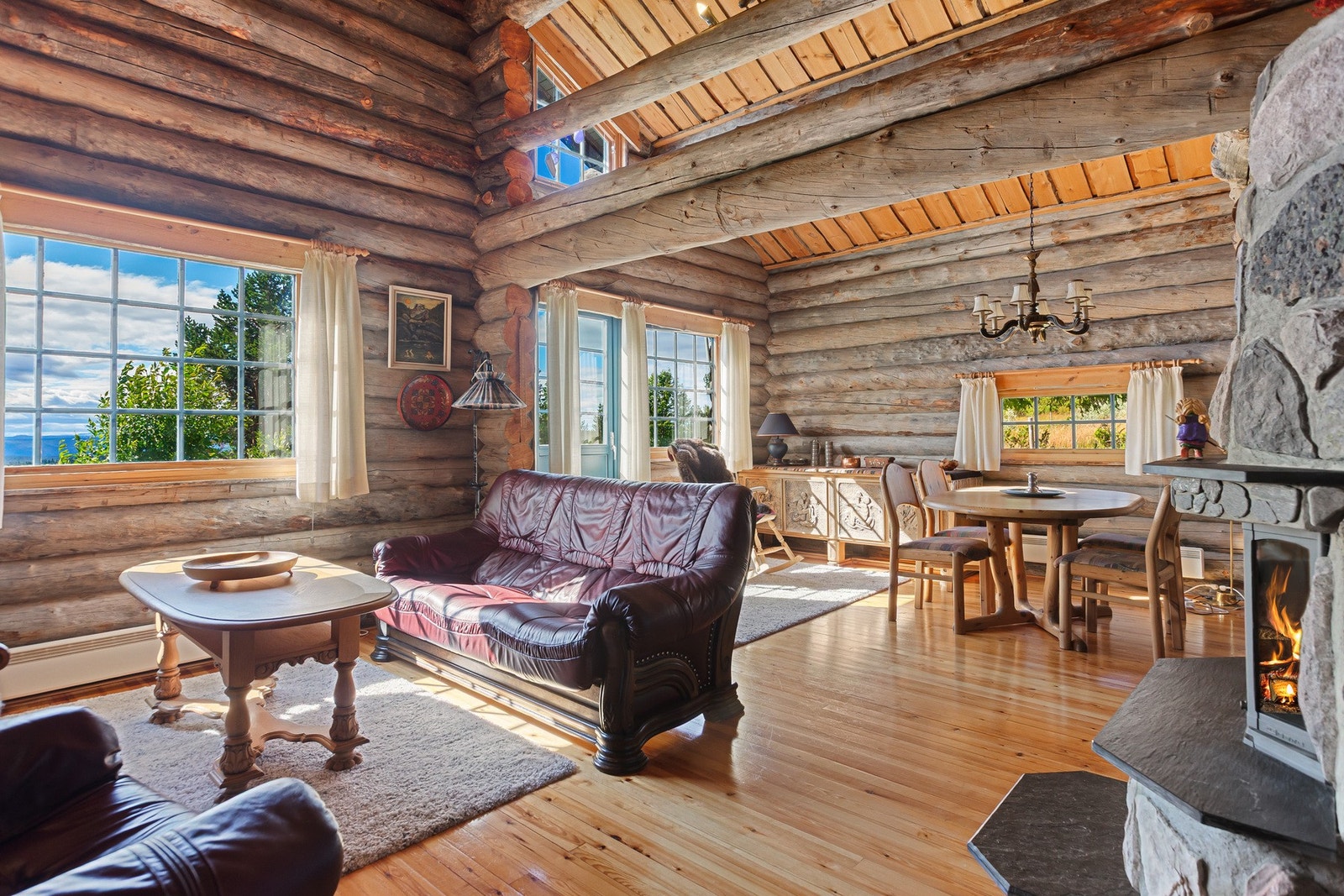 Romslig stue med svært god takhøyde og vinduer som slipper inn godt med lys. Galleribilde