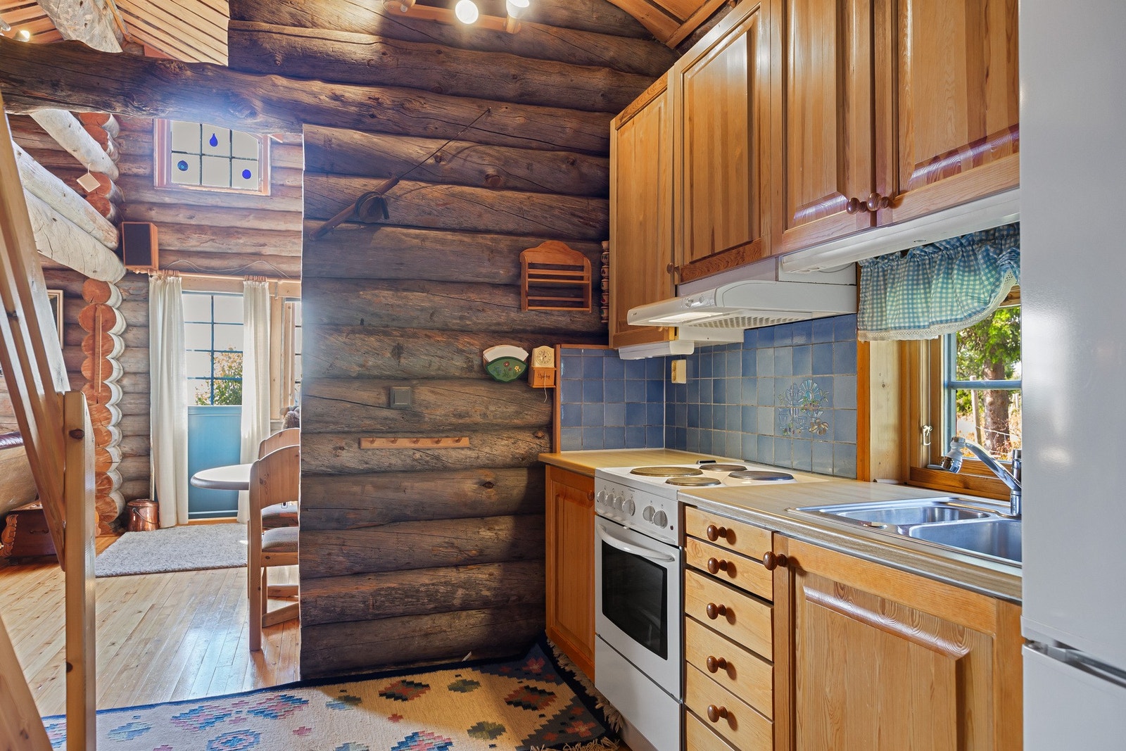 Kjøkkenet er utstyrt med frittstående komfyr og kjøl/fryseskap. Galleribilde