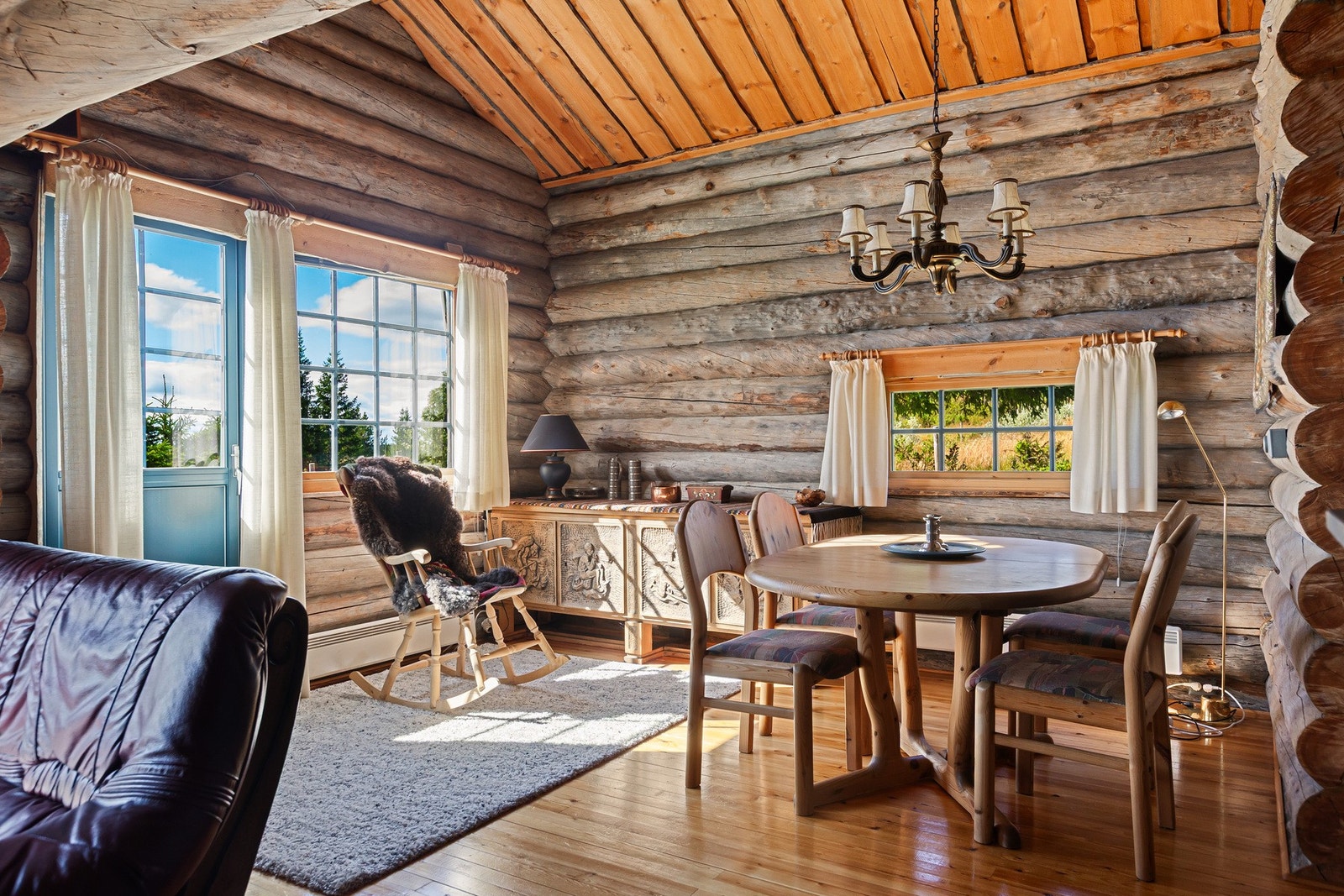 Hytta selges med møbler og innbo. Galleribilde