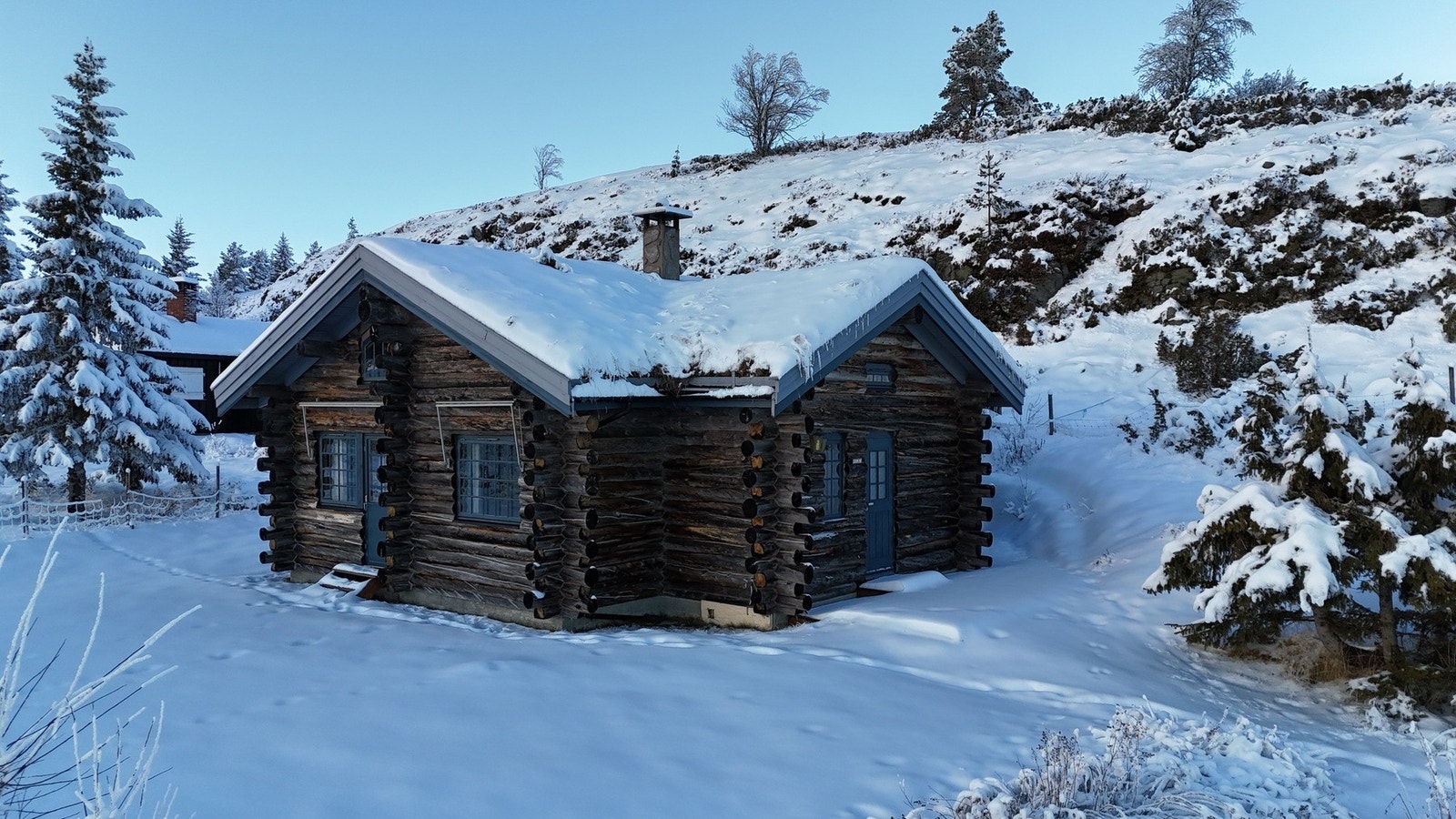 Hytta ble oppført i 1998. Hytta har innlagt vann, strøm og avløp. Galleribilde