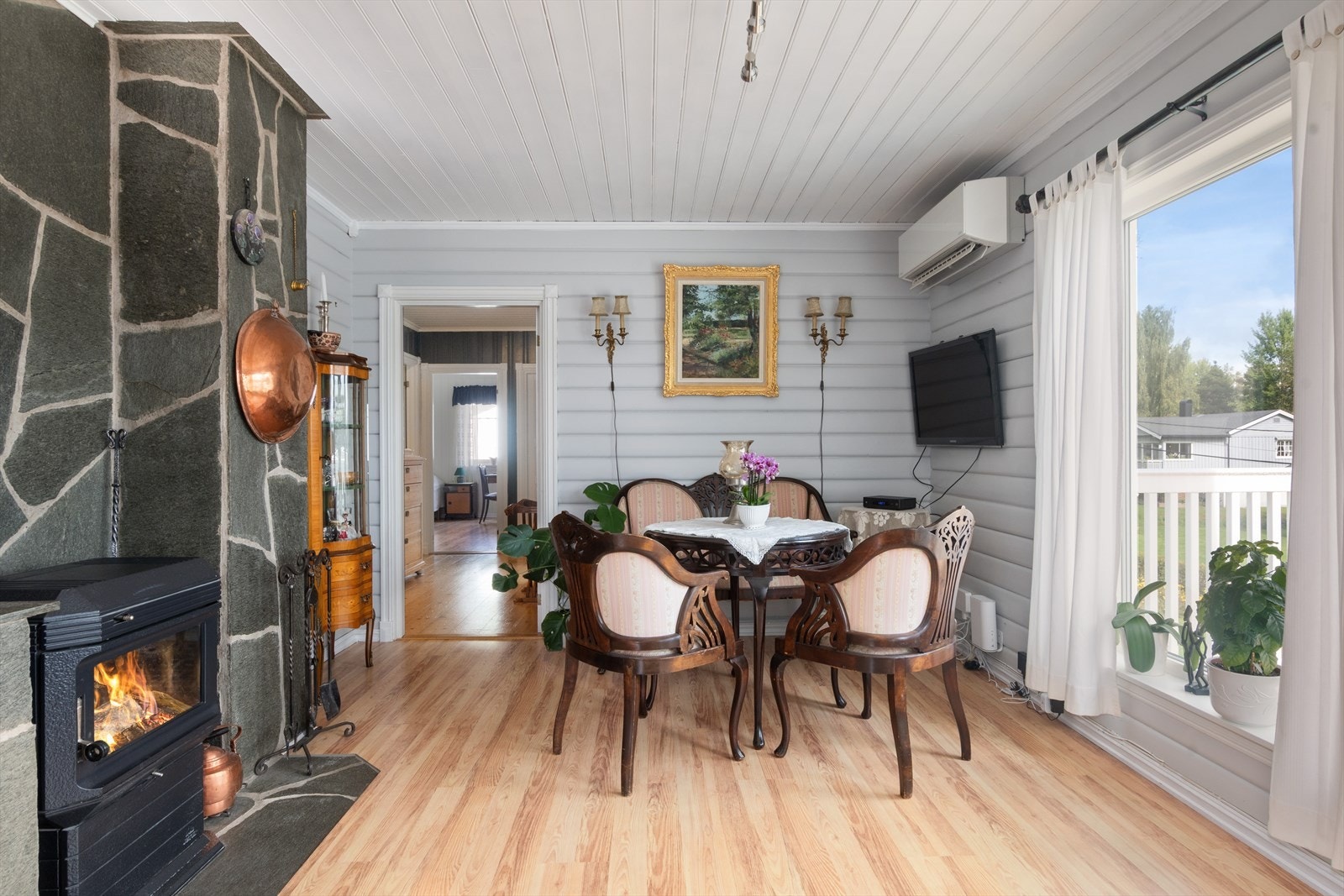 Varmepumpen er fra 2017 og er smart plassert øverst i hjørnet. Galleribilde