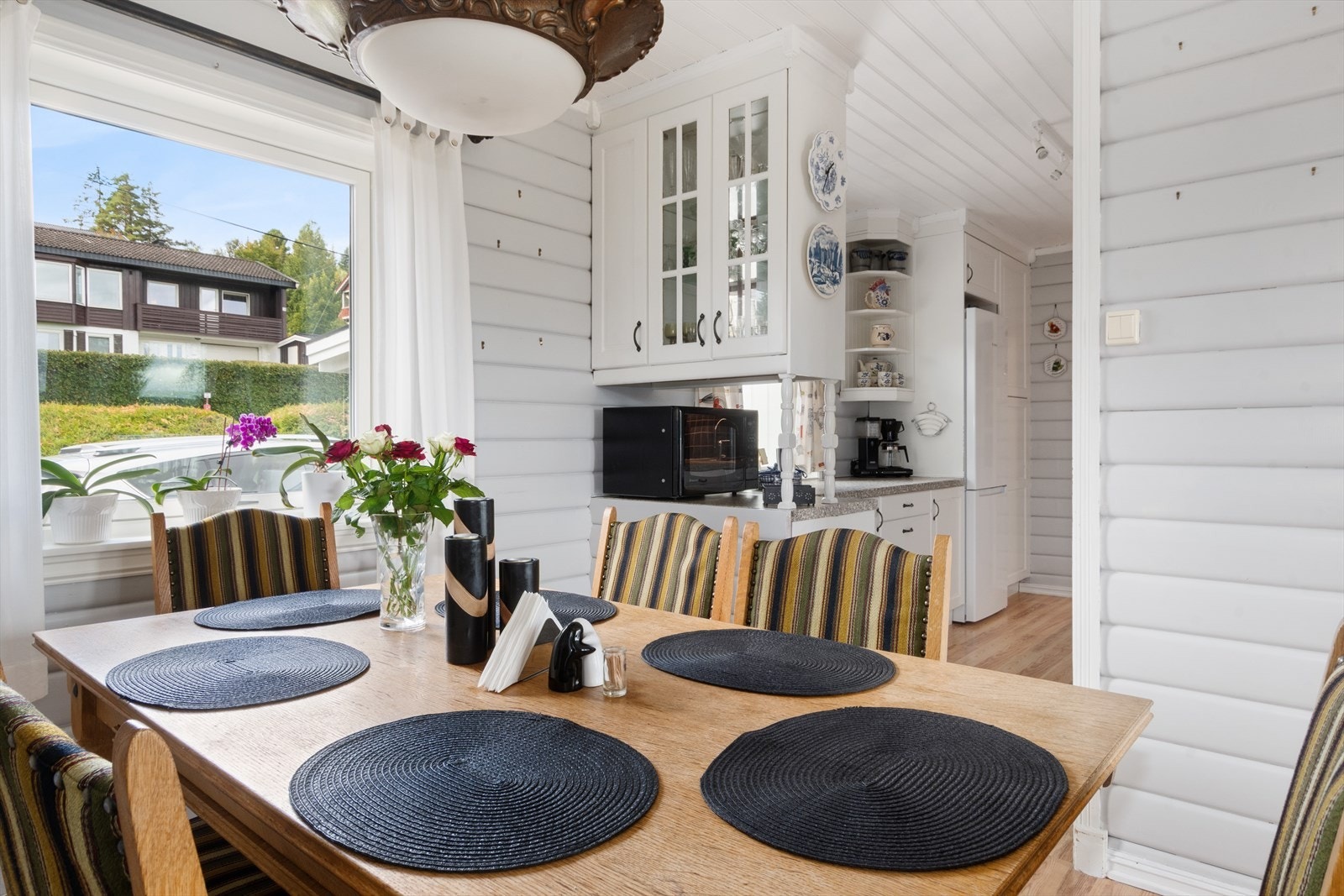 Her kan kose seg som gjest og sjekke at kokken ikke slurver med matlagingen! Galleribilde