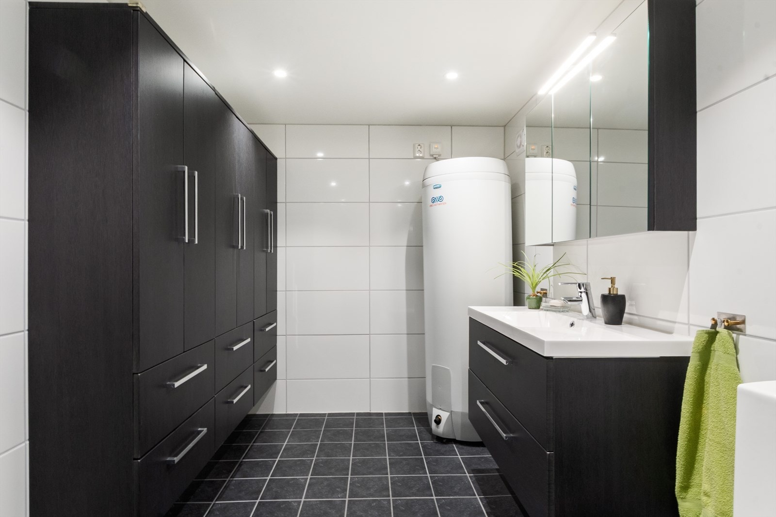 Her er det en stor varmtvannstank og masse god oppbevaring! Galleribilde