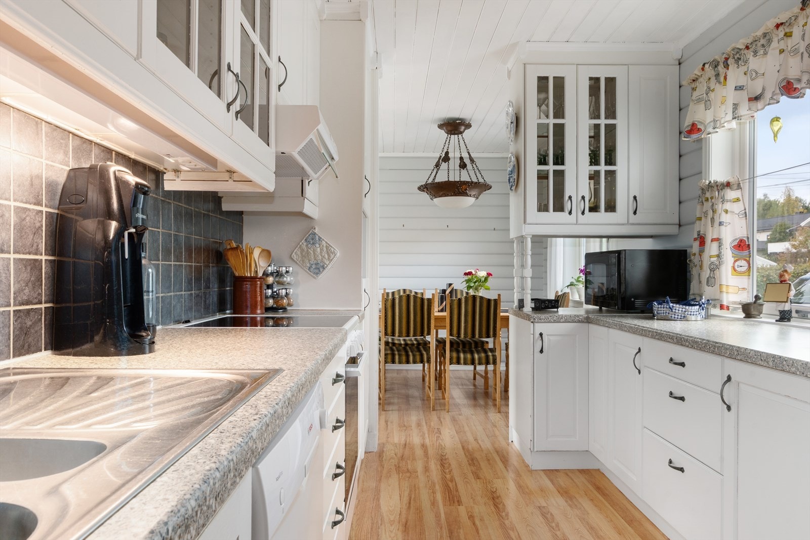 Åpen løsning mot spisestue - noe skjermet med glasskap for de fineste glassene man har! Galleribilde