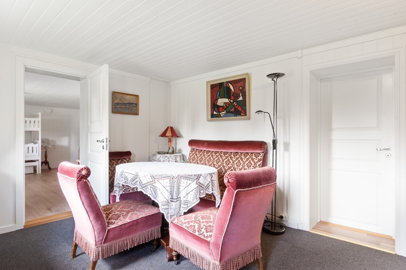 Så er vi i underetasjen - her er det innredet som stue med inngang til stort soverom og til bad. Galleribilde