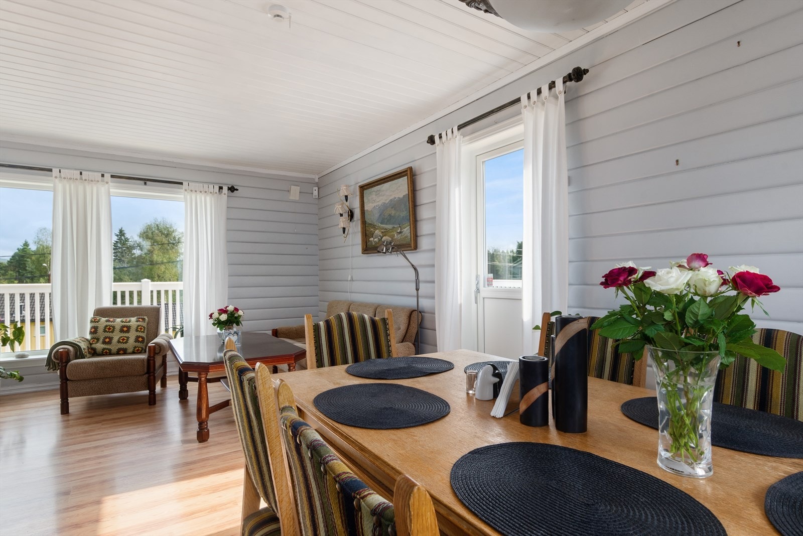 Her er det også utgang til en nyrenovert og fin veranda. Galleribilde