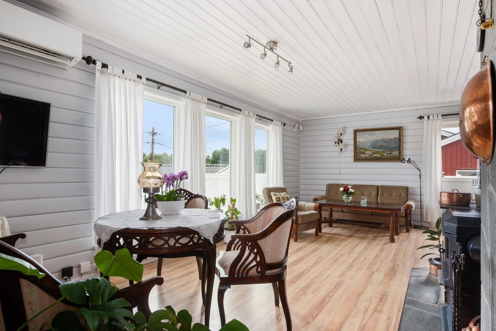 Hyggelig stue med liggende panel. Galleribilde