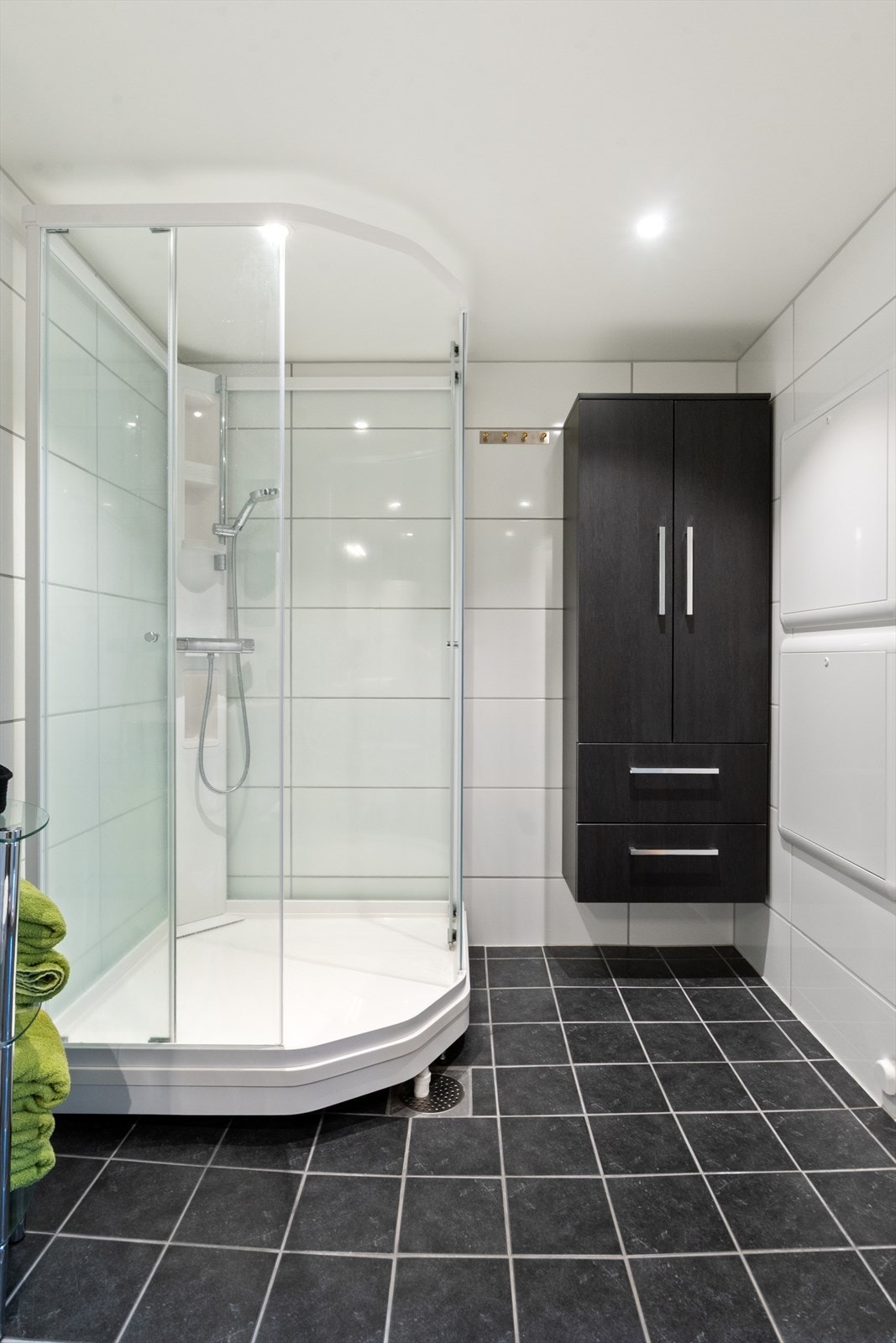 Romslig dusjkabinett og enda mer skapplass - det får man aldri nok av! Galleribilde