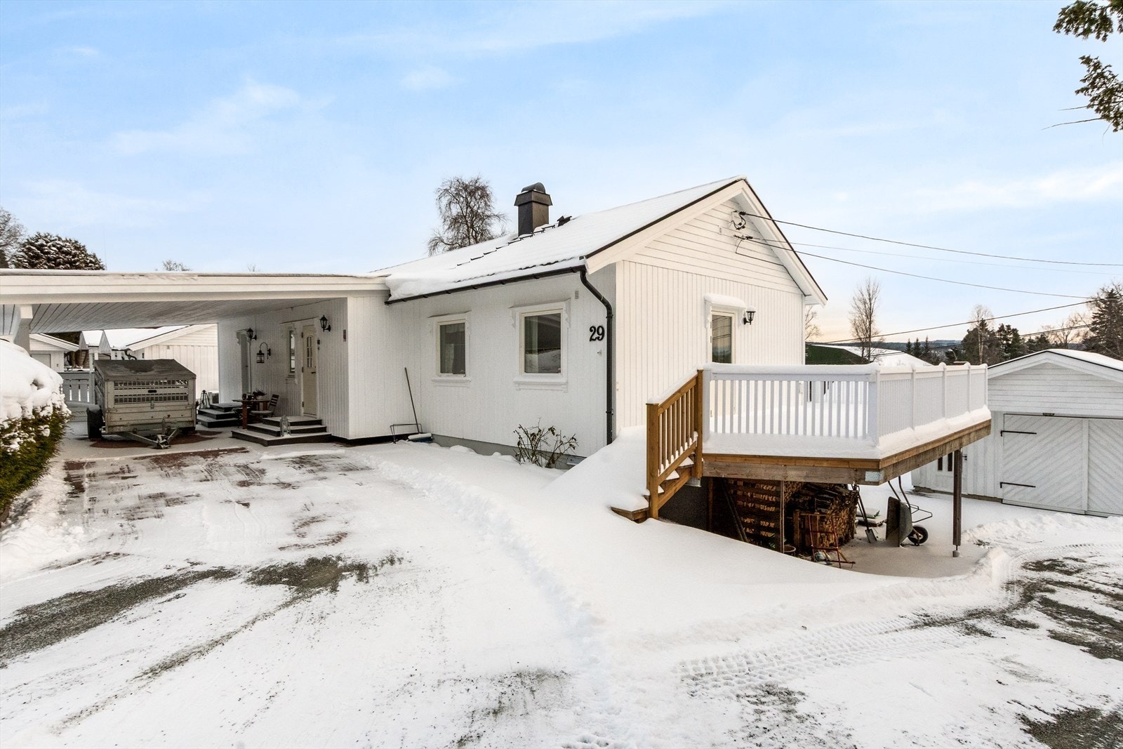 Praktisk med takoverbygg foran inngangspartiet! Galleribilde