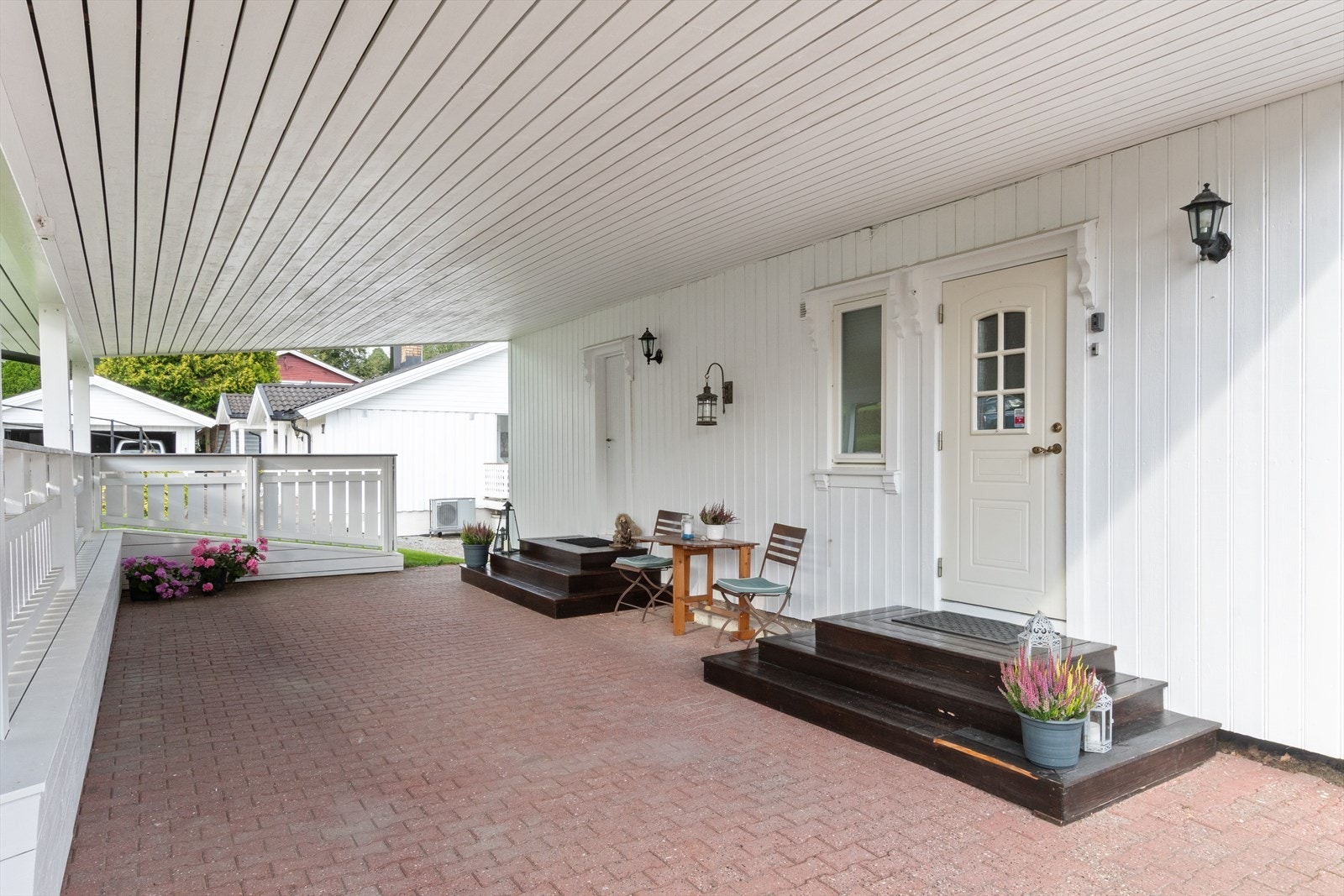 Takoverbygget "carport" foran inngangspartiet. Galleribilde