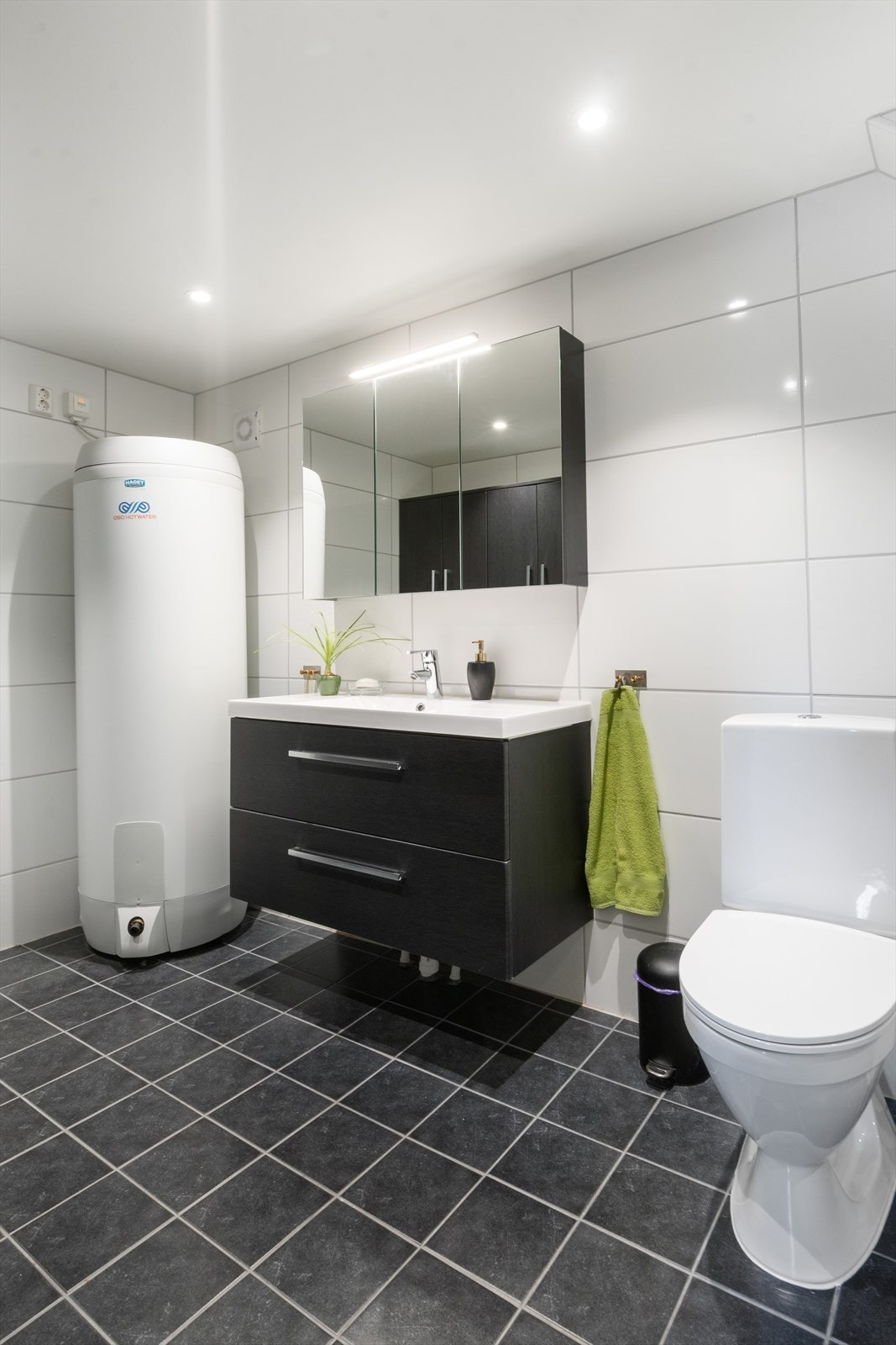 Stort bad i underetasjen som er bygget av fagfolk i 2019. Galleribilde