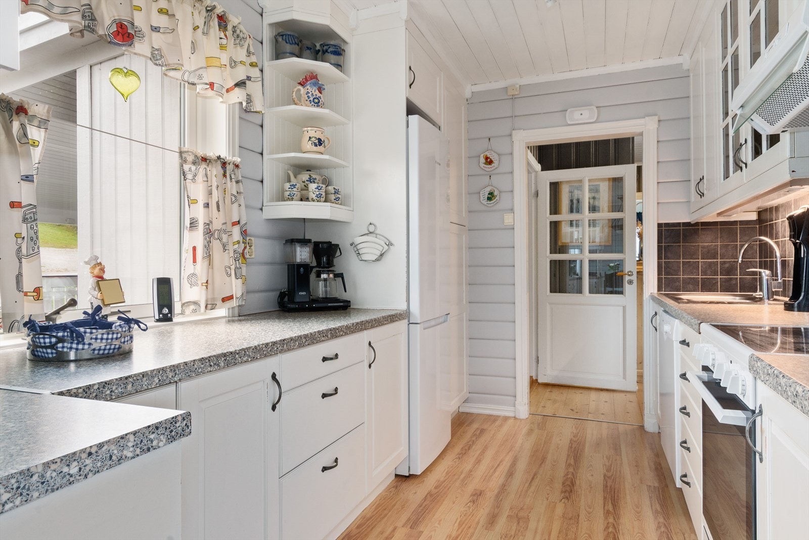 Kjøkkenet har godt med benkeplass på begge sider. Galleribilde